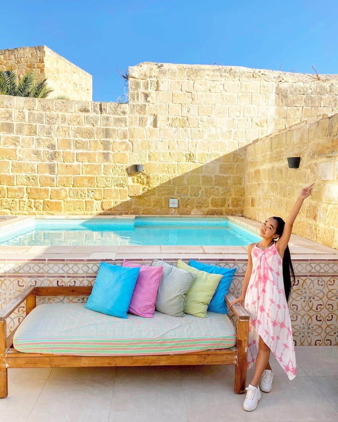 Laraのインスタグラム：「Small & cozy B&B   💗💙💚 マルタで泊まった かわいいB&B . #malta #october2019 #🇲🇹」
