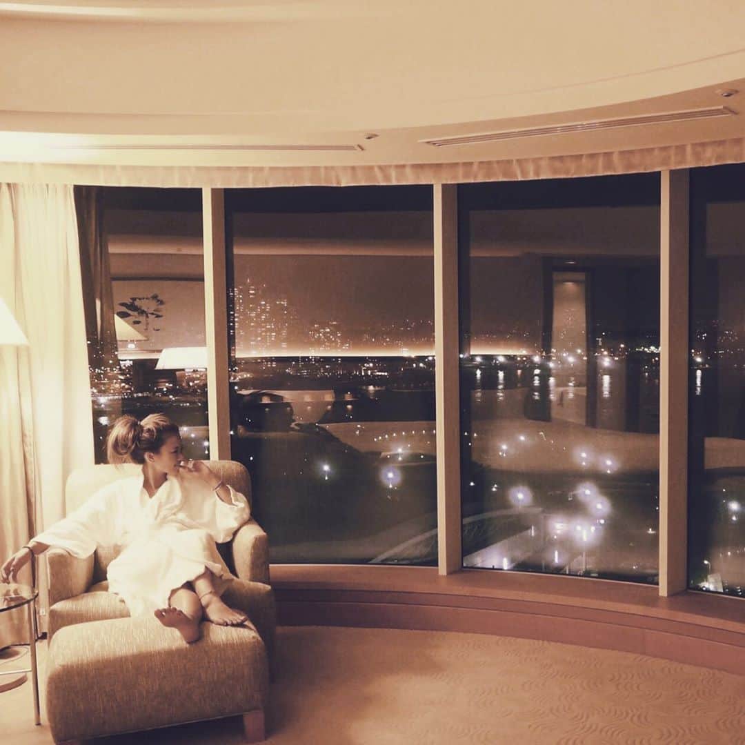 ᗰᗩYᑌᑕᕼIのインスタグラム：「relax👼🏼👼🏼👼🏼 ． 明日は久々にコストコ♡⃛ ベビー用品もぼちぼち‼︎ ． 今年寒くなるの早くない！？ 温泉とか行きたい♨️🍂 ． #relaxtime #25weekspregnant」