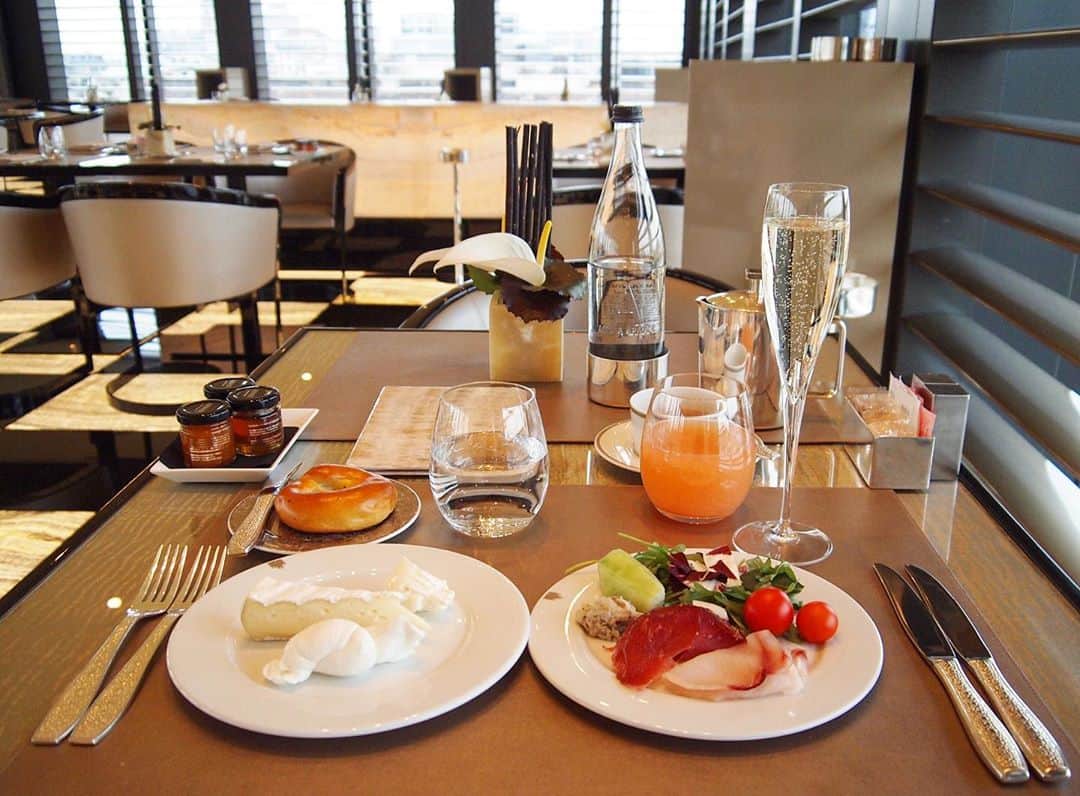 cieltripのインスタグラム：「ホテルのアメニティで、一番記憶に残っているのは、ミラノのアルマーニホテル。お部屋もスパもレストランもお客さんも！全てがカッコよかったー😍目の保養になりました。また絶対に訪れたいです😊  #armanihotel #armanihotelmilano #アルマーニ #アメニティ #朝シャン #ホテル朝食  #ホテルの朝食 #スイートルーム #ラグジュアリーホテル #ミラノ #viamanzoni」