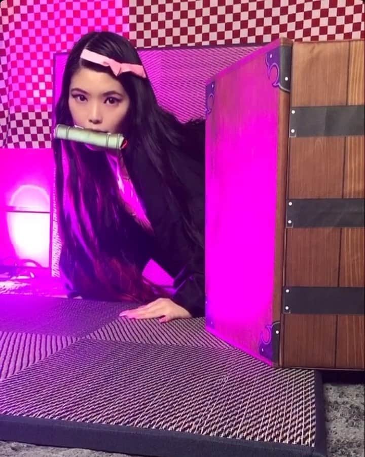 森山穂乃香のインスタグラム：「Good morning Nezuko🎋📦🇯🇵 #鬼滅の刃 #鬼滅の刃 #竈門禰豆子 #禰豆子 #demonslayer #nezuko #cosplay #anime #halloween #animegirl #animejapan #honokamoriyama #無限列車 #無限列車編  #おうちハロウィン #鬼滅の刃コスプレ #コスプレ #アニメ #ねずこコスプレ #ねずこ箱 #ねずこ」