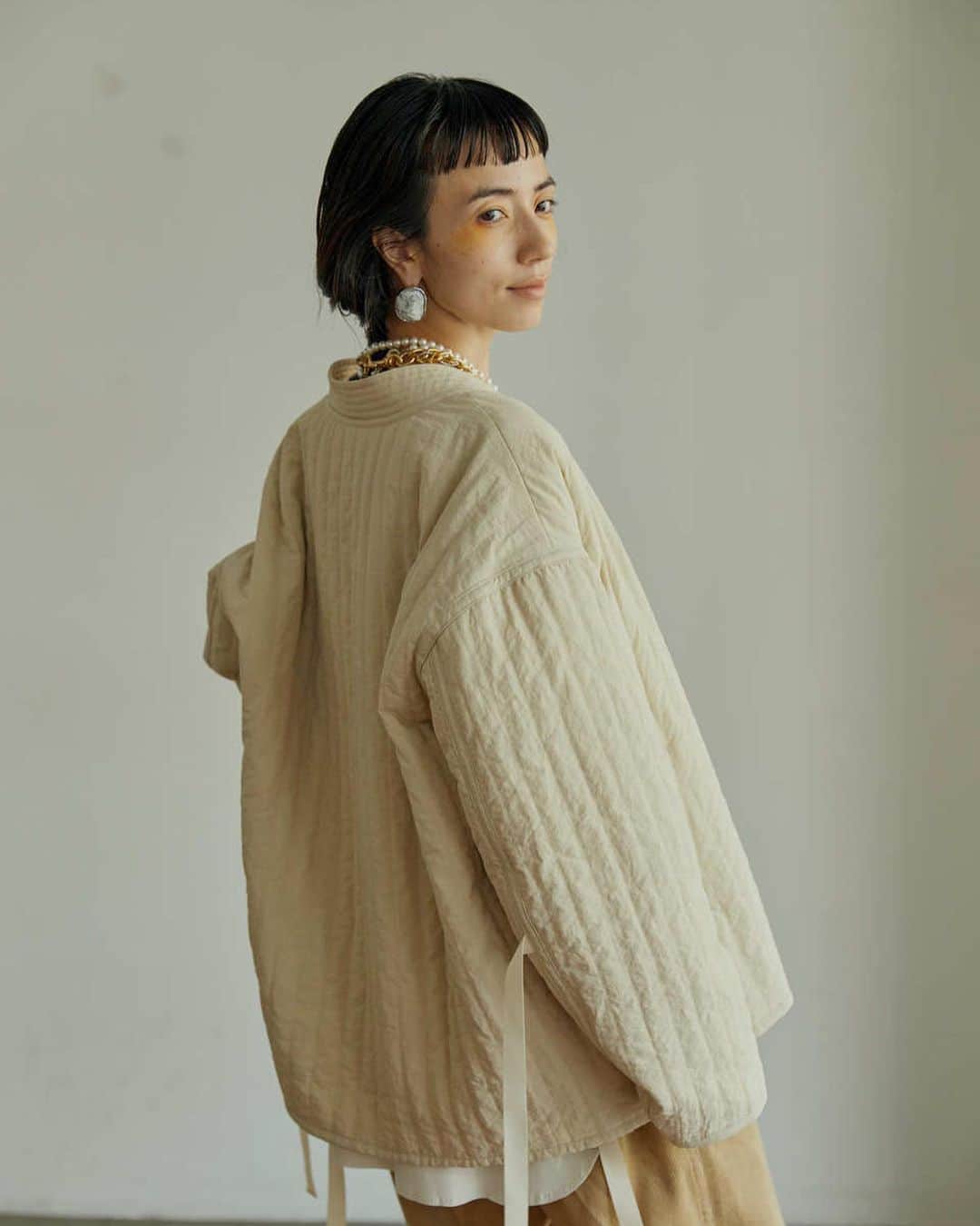 菊井亜希のインスタグラム：「@solovofficial  20' Winter Collection Look 公開しています♡  靴と同じで、素敵なお洋服を纏うと、素敵な場所へ連れてってくれる。 好きな人が作るお洋服は、宝物に変わる。 そして何より新しい自分に出会いたい♡  modelやらせてもらいました🙋‍♀️ 是非checkしてみて下さい♡」
