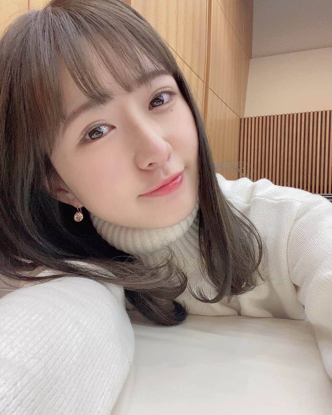 のインスタグラム：「リハーサル三昧の日々ももう終わっちゃう🦦 あと2日でミスコン終わっちゃうなんて、実感ないな〜。 . . . 皆様の1票1票が大事です！ 投票とYouTubeの再生プロフィール欄のURLからお願いします😭 . . . 候補者10人と運営のみんなで頑張って準備しているので、11/3 11:30〜公式YouTubeチャンネルでのフィナーレの生配信、是非みてくださいねん💕　 . . . #ミス立教 #ミスコン #あやぽち #立教大学 #大学生 #白ニット #冬コーデ #ファッション #おしゃれさんと繋がりたい #instagood #fashion  #selfie #셀카 #여대생」