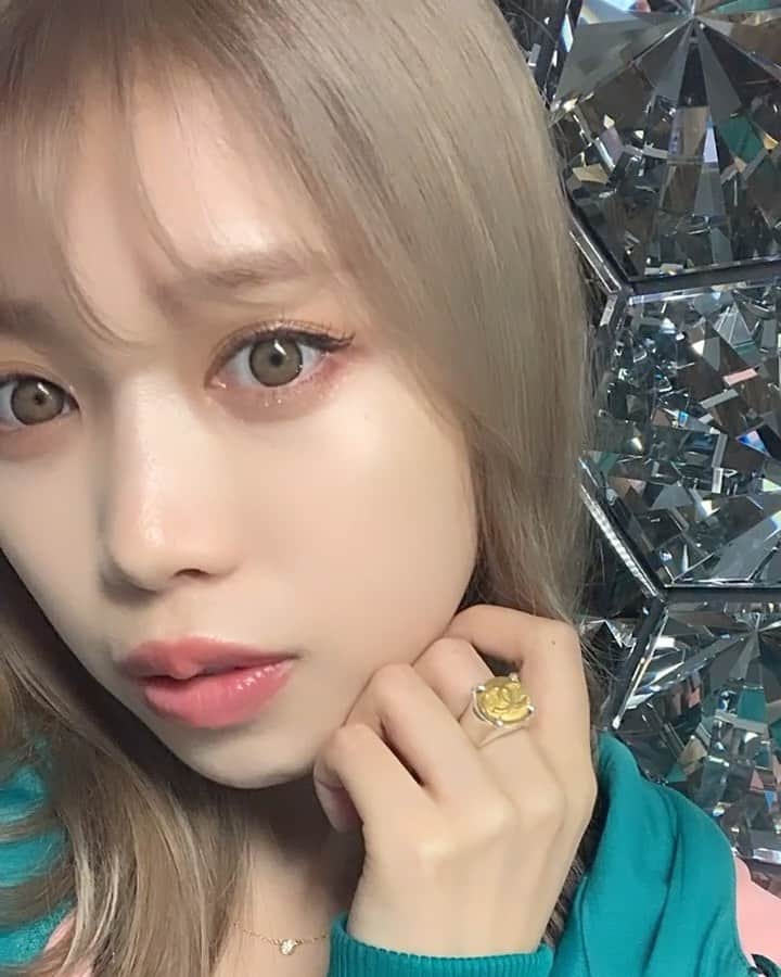 のインスタグラム：「💍💛﻿ 可愛いすぎませんかこのリング？🥺💓﻿ ﻿ 今日は @amijed_official の ﻿ POPUP STOREへ行ってきました︎☺︎﻿ ﻿ ヴィンテージボタンの中から好きなものを選んで﻿ silver925のリングを作れます♡﻿ ヴィンテージボタンは、100~200年前のものやハイブランドのボタンがあり﻿ 希少価値によってお値段が変わります✨﻿ いっぱい可愛いのがあって本当に悩んじゃった😽﻿ ﻿ 質問があったのでお値段の詳細がこちらです！﻿ 私が選んだCHANELのリングは﻿ silver925リングベース(¥15,840)+CHANELボタン(¥6,930)で﻿ ¥22,770でした💛﻿ リングは¥2,970~のものからあります🌙﻿ ﻿ 銀座三越3F ~11/3までなので﻿ 気になった方はお早めに♡﻿ 12月頃にも、ラフォーレ原宿Amijed店舗で﻿ ヴィンテージリングを発売予定みたいです✨﻿ ﻿ ﻿ #amijed #vintagering #chanel」