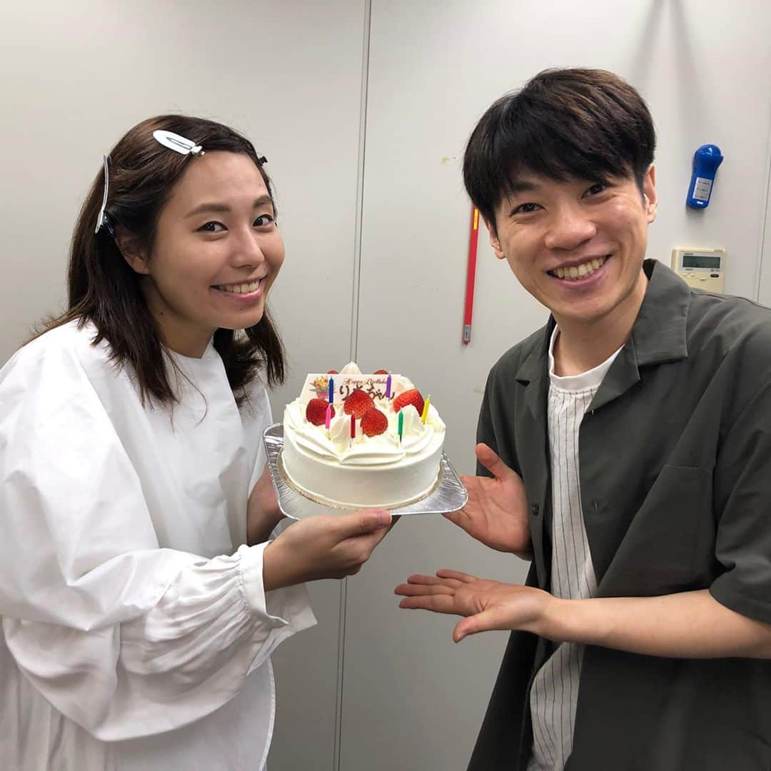 上原りささんのインスタグラム写真 - (上原りさInstagram)「忘れないうちに！！ 。 実は私の誕生日の次の日にとあるお仕事で大ちゃんことだいすけお兄さんとご一緒させて頂いたんですが☺️ 。 その時にサプライズでケーキ🎂を持ってきてくださって！ とてもとても嬉しかったんです😭❤️ 。 顔面工事真っ最中でしたが嬉しさのあまりパチリ📸 。 。 夢のホールケーキ🎂喰いを致しました❤️ これほんと至福✨大人の贅沢だなぁ〜と思った1日でごじいました☺️ 。 。 。 ご一緒させて頂いた内容はお知らせできる時になったらしますね！ 。 。 大ちゃん！ありがとうございます！！ そして今月よろしくお願い致します😌✨ 。 今月末楽しみでワクワク 。 オンラインで見てくださる皆様も、 劇場に来てくださる皆様も、 全員で楽しい時間を過ごすことができますように、、、、！ 。 。 。 #嬉しかった #誕生日サプライズ #今月も #楽しみいっぱい ✨」11月1日 21時32分 - uehara_risa_official