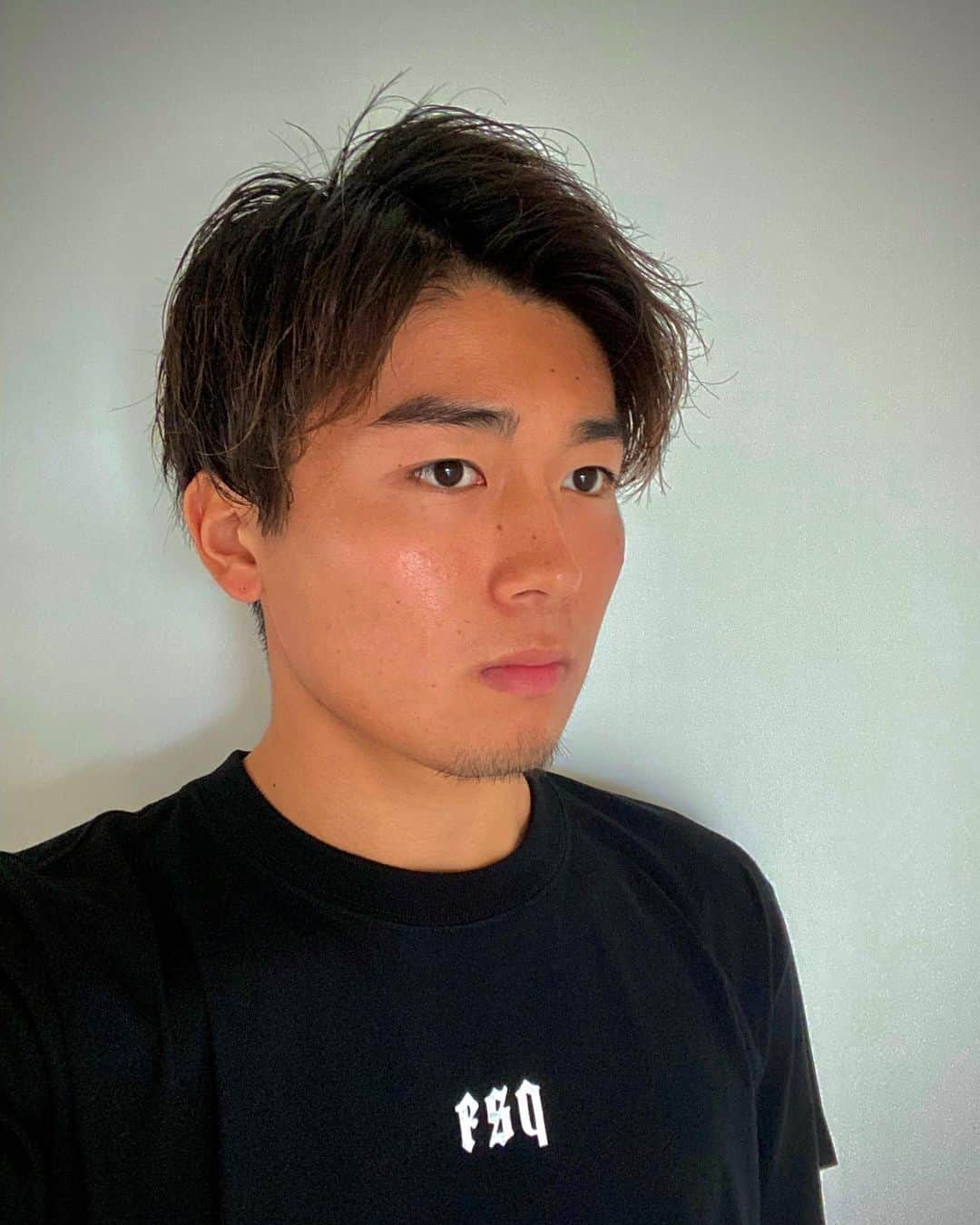 中村敬斗のインスタグラム：「最近のお気に入りのTシャツ！！ お気に入りシリーズPart2 やっぱり黒Tシャツはカッコいいな！！  #黒tシャツ #黒コーデ #最近のお気に入り #パート2」