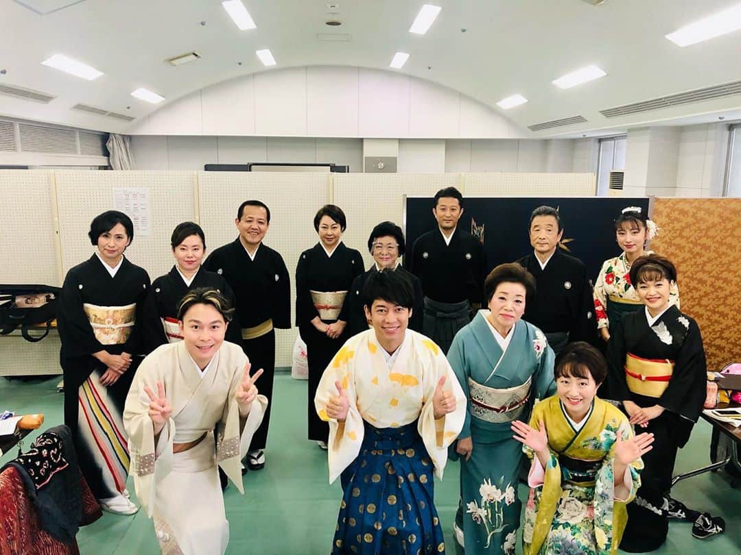 松阪ゆうきのインスタグラム：「本日は、 愛知県小牧市民会館にて、  NHK『民謡魂〜ふるさとの唄〜』の公開収録📺  5分の1のお客様でしたが、 沢山の👏を頂き、 先日の京都に続き皆さまの前で少しずつ歌わせて頂ける事に感謝でした。  放送は NHK総合テレビ📺にて 11月22日(日)14:15〜14:59 放送予定です。  演奏、唄の皆さまと🤳 ありがとうございました😊  ゆうき  #松阪ゆうき #民謡魂ふるさとの唄 #nhk総合 #民謡 #是非ご覧ください」