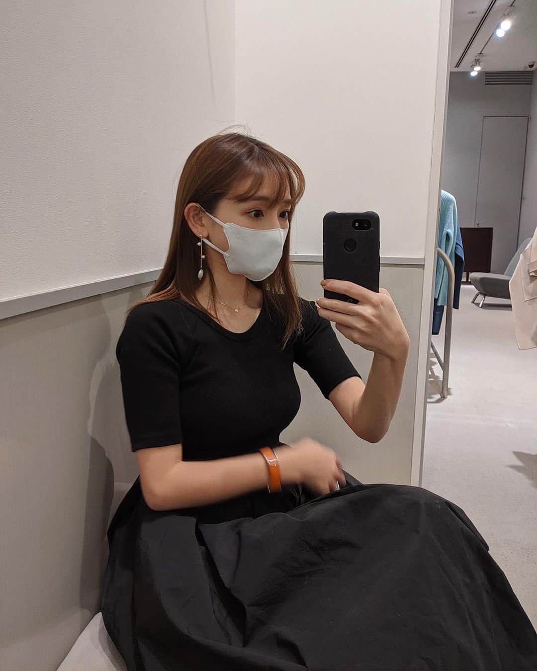 のインスタグラム：「. . 🧑🏽のお買い物に付き合ってるところ🙄 . 子連れでお出かけするのにおしゃれしたら一日役に立たなかった🙃やっぱりデニムにスニーカー必須だね😫 . 前に黒×ベージュVer.も載せたことあるワンピース❤️ お気に入りで二色持ってるんだぁ🤙🏻 . #おちびコーデ #150cmコーデ #ママコーデ #11月だね」