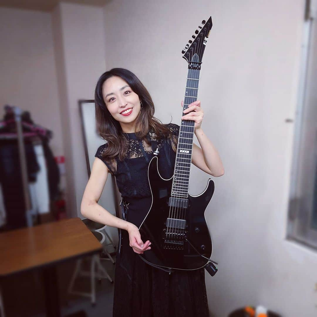 Yukiさんのインスタグラム写真 - (YukiInstagram)「昨日のライブで使用した７弦ギターはこちら！E-II M-II SEVEN。 初めての７弦ギターで最初は苦労しましたが、慣れるとこのギターの弾きやすさがよくわかります。  Here's my new 7 strings guitar!! This is an E-II M-II SEVEN. I use this guitar to play a new song that hasn't been released yet.   #guitar #D_Drive #Yuki #7stringsguitar #e2 #esp #BOSS #black #photography #blackguitar #rock #metal #ギター #7弦ギター」11月1日 21時38分 - d_drive_gt_yuki