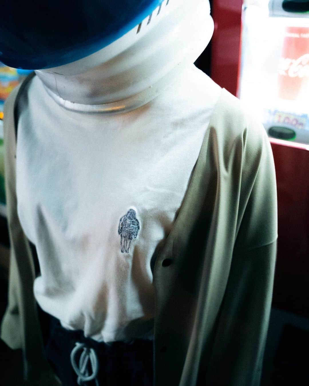 room onziemeのインスタグラム：「•﻿ 🏠📺🏠﻿ ﻿ STAYROOM ﻿ オフィシャルルームウェア第3弾！﻿ 【STARMAN CLASSIC LOGO S/S Tee】が﻿ 受注スタート🎉🎉﻿ ﻿ 自宅で最高の時間を過ごしてほしいという想いから﻿ スタートした番組「STAYROOM」﻿ 同番組のメインキャラクターを務める【STARMAN】が﻿ アメリカンポップイラストに定評のある、﻿ アートディレクター・デザイナー「DIVER」に﻿ よって描かれワンポイント刺繍であしらった一着。﻿ ﻿ オーガニックコットンを使用しており、﻿ 肌触りもよく へたりにくい素材です。﻿ また、襟周りは二本針縫製になっており﻿ 着用を重ねても伸びにくい仕様に仕上がっています。﻿ 全体的にスッキリとしたシルエットなので、﻿ 一枚でもインナーとしてもオススメの一着です。﻿ ﻿ ﻿ ■サイズ﻿ M/L﻿ 着丈 :68/71﻿ 身幅 :49/53﻿ 袖丈 :20/21.5﻿ 肩幅 :46/49﻿ （単位：cm）﻿ ﻿ ■モデル身長 / 着用サイズ﻿ Men’s 180cm / L サイズ﻿ Lady's 152cm / Mサイズ﻿ ﻿ ■素材﻿ オーガニックコットン100％﻿ ﻿ ■刺繍﻿ ﻿ 【STAYROOM】﻿ 自宅で最高の時間を過ごしてほしいという想いから ﻿ Staycation(Stay+Vacation)をコンセプトに、 あらゆるジャンルをクロスオーバーに﻿ 提案してきた「ROOM」が手がける、﻿ アーティスト・クリエイターに﻿ フォーカスしたライブ配信番組。﻿ 普段見ることができない﻿ アーティストの一面を通じて﻿ 新たな価値を見出し、自身の生活や人生に彩りを﻿ 添えることができる場を提供いたします。﻿ ﻿ ﻿ 【Diver】﻿ Salvage Designという屋号で﻿ アートディレクター/デザイナーとして関西で活動。﻿ CLUSTERという﻿ フリーランスクリエイター集団を運営している。﻿ ROOMではフライヤーをはじめとした﻿ クリエイティブを担当。﻿ ﻿ ----------------------------------------﻿ #room_jp #stayroom ﻿」