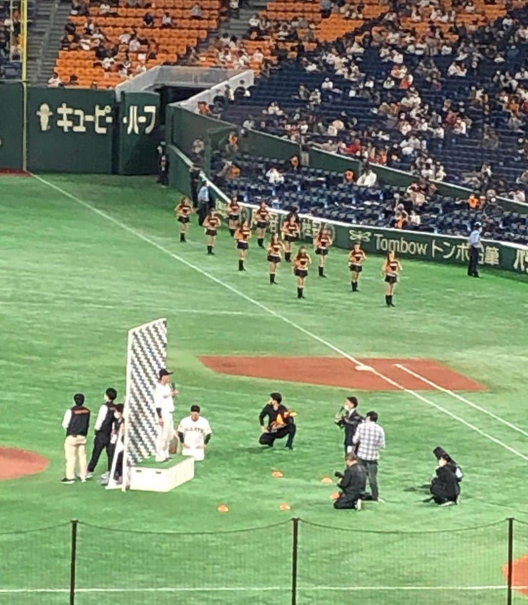 佐藤由季さんのインスタグラム写真 - (佐藤由季Instagram)「記憶に残る週末でした⚾️ 優勝してからの2連勝👊✨ 日本一へ向けて突き進むのみ🔥 という強い気持ちが 一球に、一振りに、走攻守に、、だけでなく ヒーローインタビューにまで現れていて😂 見逃せない瞬間ばかり👀✨ 拍手のボルテージも最高潮でした👏👏👏 早速CHAMPIONSグッズを 身につけている方も多かったので、 私もチェックをしにG-STOREへ🙋‍♀️ 良かったら参考にしてみて下さい☺️ ジャイアンツオンラインストアからも 購入出来ますよ👍 さぁ、私たちも日本シリーズへ向けての 応援の準備を整えるのみ💪 #日テレジータス #直プレ #giantsPP も 残すところあと2回となりました🎤 来週末11/7(土)と8(日) 早く来て欲しいような欲しくないような🥺 その前にまずはカープ戦を勝ち取って 気持ち良く東京ドーム最終戦で お会いしましょう⚾️ #東京ドーム  #withfans  #ジャビット くんも #優勝 Tシャツ #CHAMPIONS グッズ #沢山あります  #GSTORE  #記憶に残る  #試合  #プレー  #ヒーローインタビュー  #岸田行倫 選手 #天才的 😂👏 #畠世周 投手 #プロ初完封勝利 ⚾️ #おめでとうございます 🎉 #バッテリーの絆  #日本一 へ向けて🏆 #突き進むのみ  #全力応援  #場内リポート  #フリーアナウンサー  #佐藤由季」11月1日 21時40分 - yukisato0710