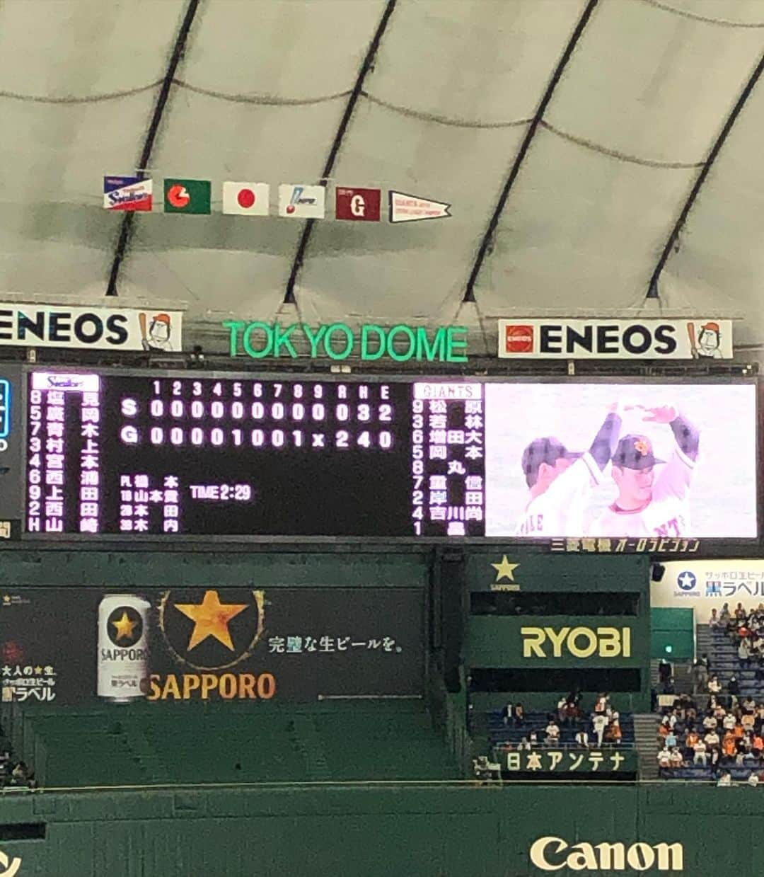 佐藤由季さんのインスタグラム写真 - (佐藤由季Instagram)「記憶に残る週末でした⚾️ 優勝してからの2連勝👊✨ 日本一へ向けて突き進むのみ🔥 という強い気持ちが 一球に、一振りに、走攻守に、、だけでなく ヒーローインタビューにまで現れていて😂 見逃せない瞬間ばかり👀✨ 拍手のボルテージも最高潮でした👏👏👏 早速CHAMPIONSグッズを 身につけている方も多かったので、 私もチェックをしにG-STOREへ🙋‍♀️ 良かったら参考にしてみて下さい☺️ ジャイアンツオンラインストアからも 購入出来ますよ👍 さぁ、私たちも日本シリーズへ向けての 応援の準備を整えるのみ💪 #日テレジータス #直プレ #giantsPP も 残すところあと2回となりました🎤 来週末11/7(土)と8(日) 早く来て欲しいような欲しくないような🥺 その前にまずはカープ戦を勝ち取って 気持ち良く東京ドーム最終戦で お会いしましょう⚾️ #東京ドーム  #withfans  #ジャビット くんも #優勝 Tシャツ #CHAMPIONS グッズ #沢山あります  #GSTORE  #記憶に残る  #試合  #プレー  #ヒーローインタビュー  #岸田行倫 選手 #天才的 😂👏 #畠世周 投手 #プロ初完封勝利 ⚾️ #おめでとうございます 🎉 #バッテリーの絆  #日本一 へ向けて🏆 #突き進むのみ  #全力応援  #場内リポート  #フリーアナウンサー  #佐藤由季」11月1日 21時40分 - yukisato0710