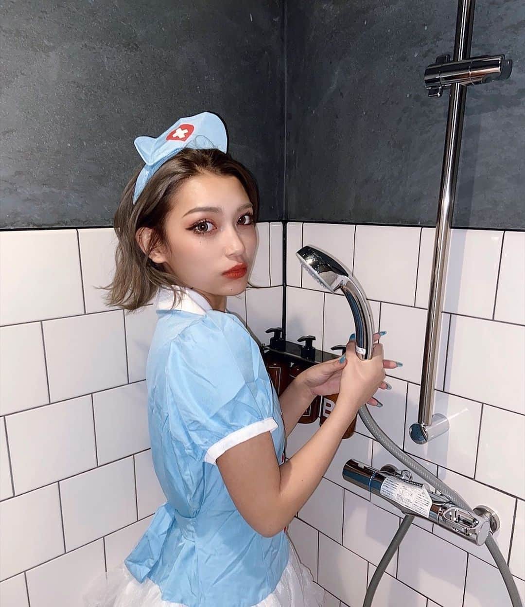 えまぽち(穂波エマ)のインスタグラム：「えま中毒になっちゃう注射打っていい？💉  #すみません (笑) #こーゆー時に限って#髪ぼさりがち #カチューシャおれた#病院のつもり #服着てシャワーはだめよ #ナース #コスプレ #ハロウィンコスプレ #ハロウィン #jpn」