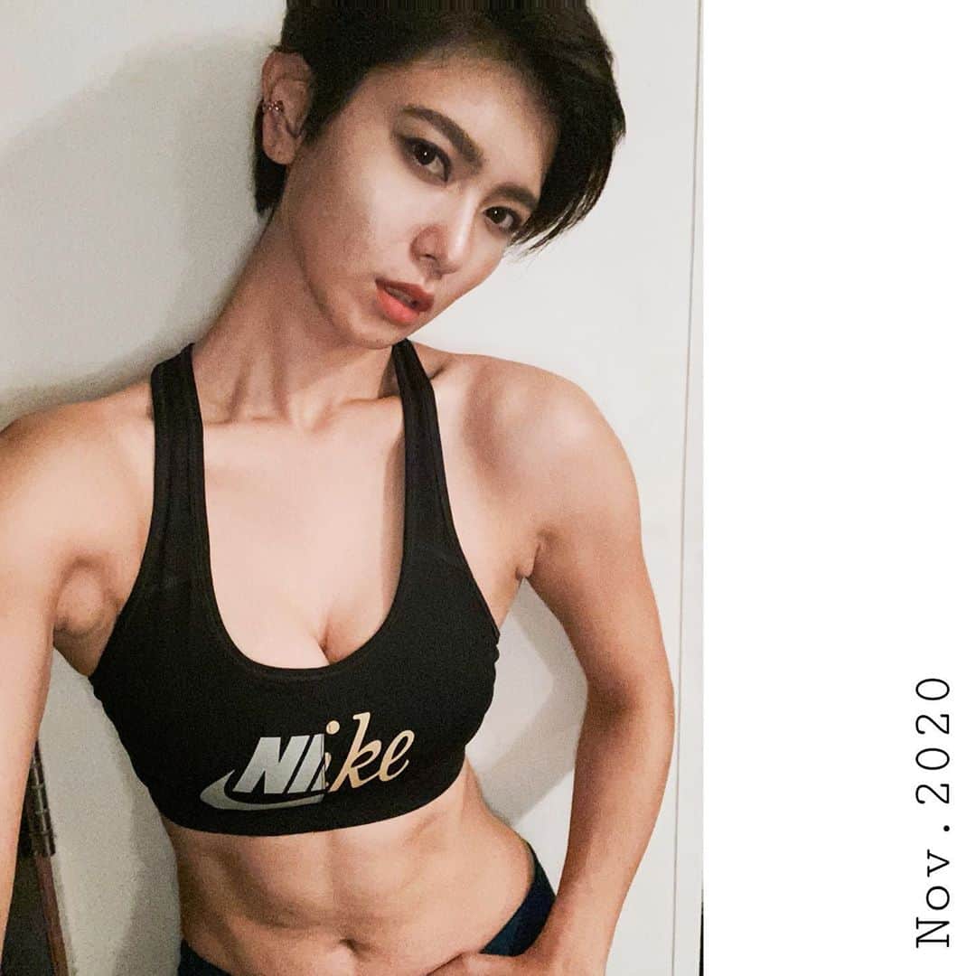 金城優華のインスタグラム：「Let's work out!!!!  休日 チビ助付きっきりだったので チビ助が寝た後 ちゃちゃっとすき間トレーニング。  20分で吐きそうなくらい追い込む!!!! (本日 背中トレ)  #workout  #mom #筋トレ  #ママ  #nike  #腹筋女子  腹斜筋が謎に発達しやすく 腹直筋は少しサボると無くなる……」