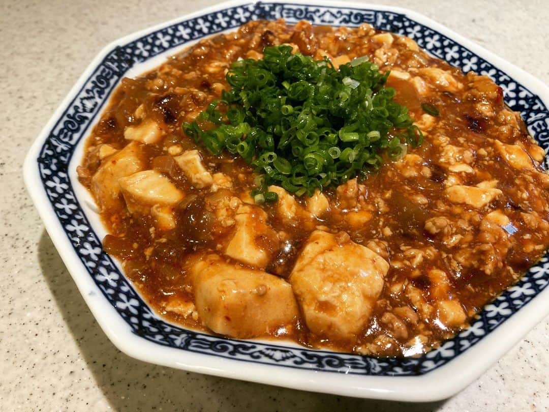 のインスタグラム：「麻婆豆腐。  搾菜を刻んで山椒と食べるラー油を入れたら最高でした。  #おうちごはん」