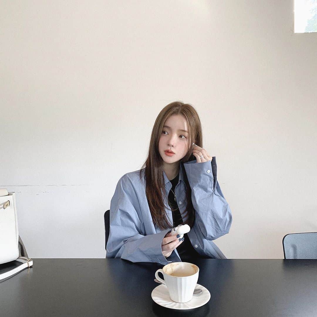 ユン・アラのインスタグラム：「맛있는 커피와 좋아하는 노래만 있으면 〰️」