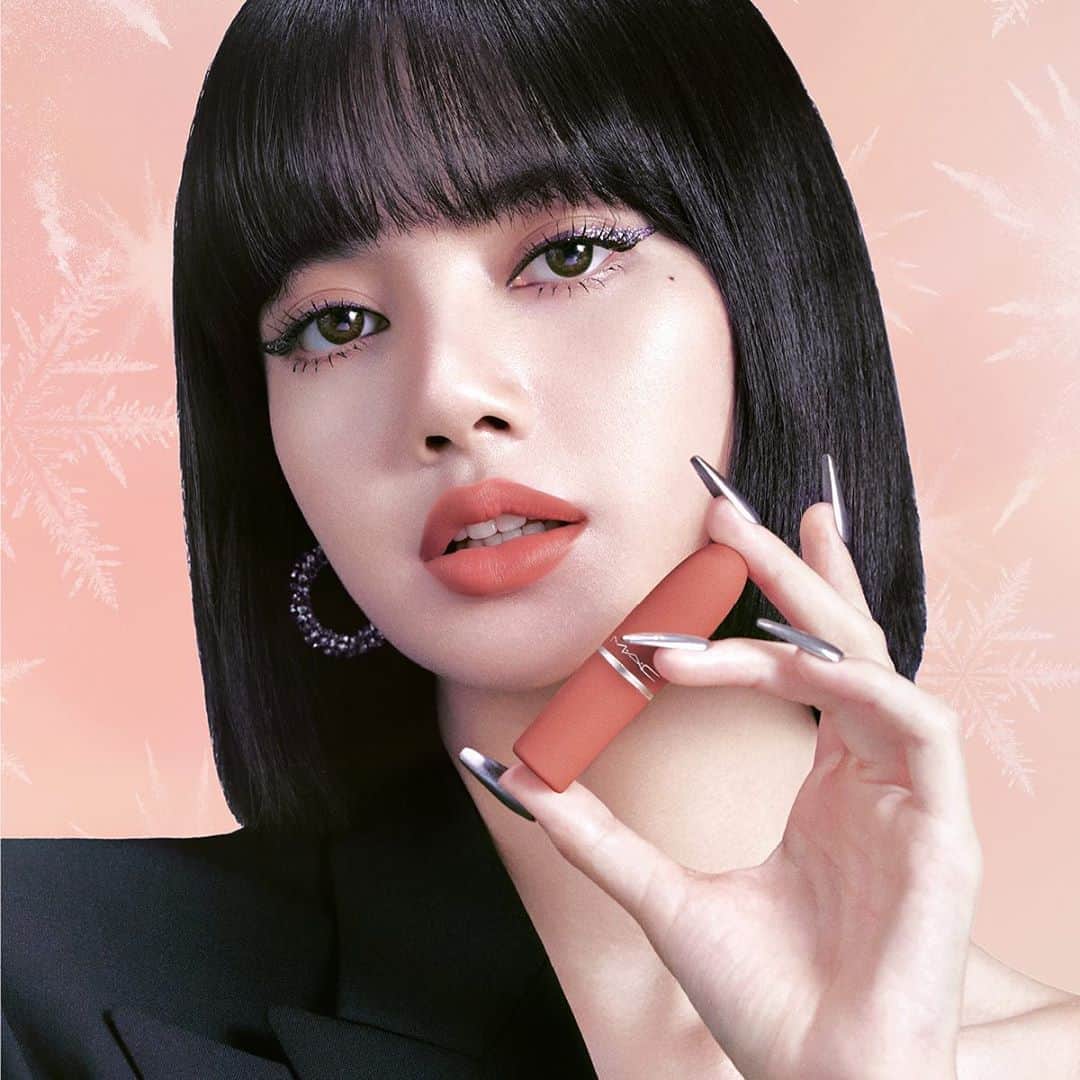 M∙A∙C Cosmetics Japanのインスタグラム：「FA-LA-LA-LISA❄️ LISA @lalalalisa_m がM·A·Cのホリデールックに登場！今後もLISAに関する情報をお楽しみに♪  ㅤ #MACLovesLisa #MACHoliday #MACFrostedFirework  ㅤ 【使用製品】 💜 ショーストッパー パウダー キス リップスティック X 5 キット <公式オンライン限定製品。11月2日午前10時より発売予定> 💜 ロケット トゥ フェイム アイ シャドウ X 12 パレット <使用色：ライド マイ スレイ (ディープ オーベルジン),  キャッチ マイ スノードリフト (インテンス パープル)> 💜 エクストラ ディメンション スキンフィニッシュ / ショー ゴールド 💜 ブラシストローク ライナー / ブラシブラック 💜 スタジオ フィックス フルイッド SPF 15 💜 ダズルシャドウ リキッド / パンサータイズド、ダイヤモンド クランブルズ、ノット アフレイド トゥ スパークル」
