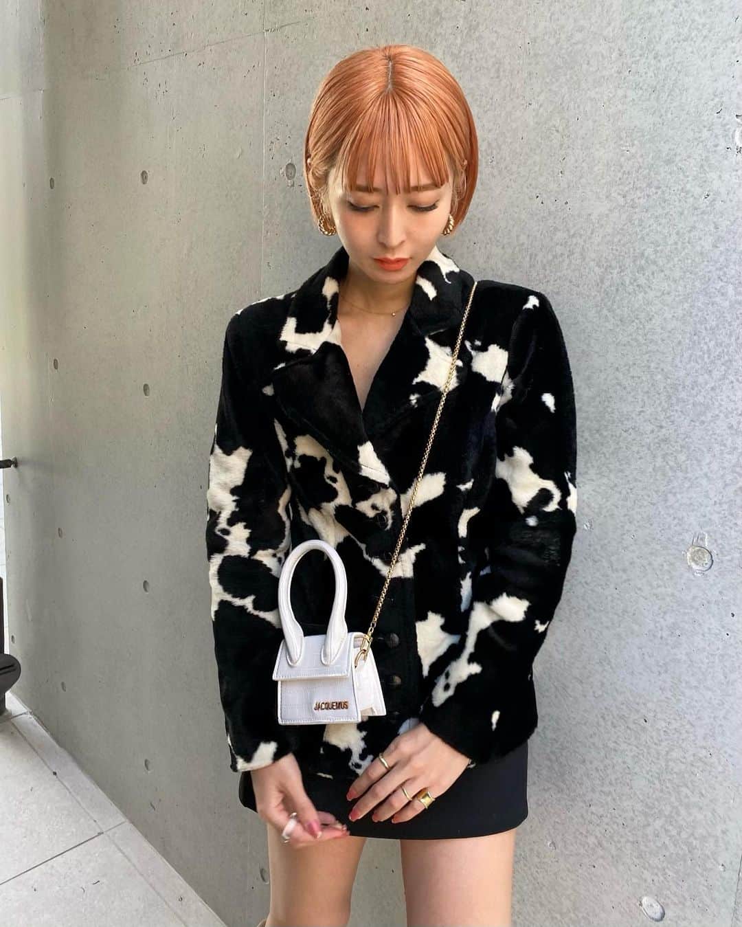 梅村実帆のインスタグラム：「気付いたら牛柄多めな2020🐄🖤」