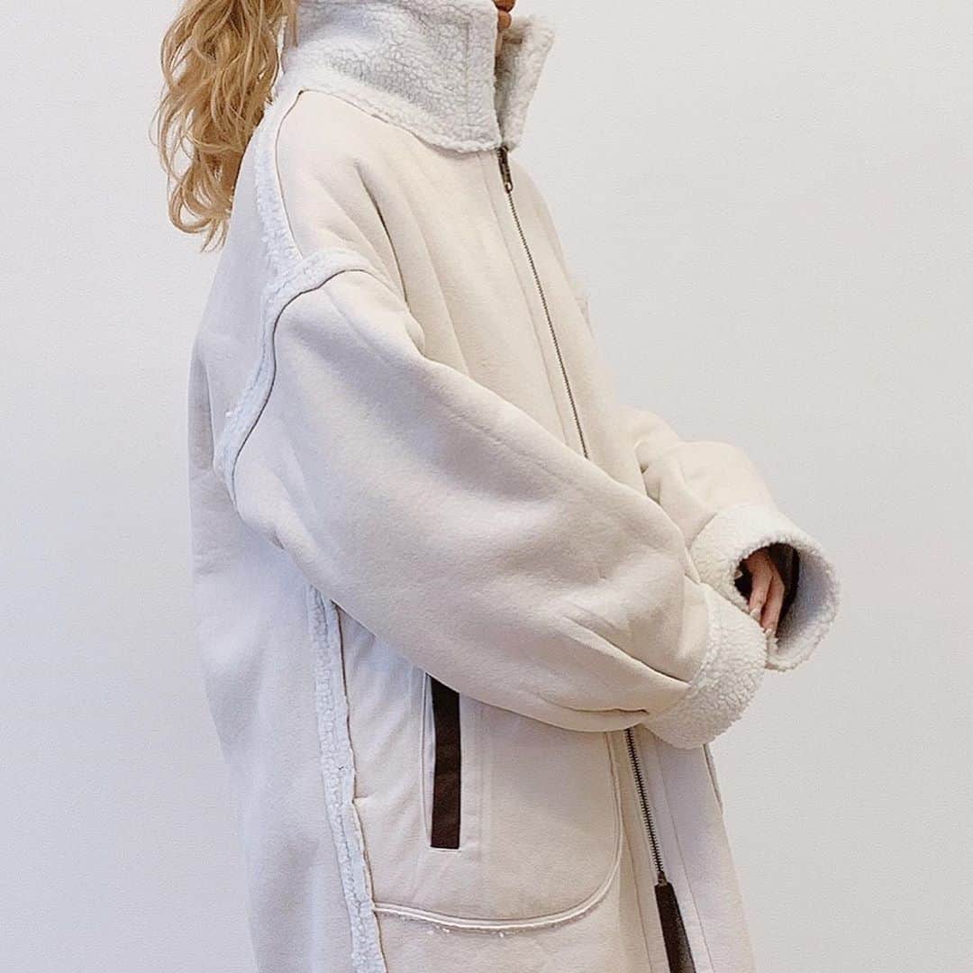 Vannie Officialのインスタグラム：「⠀  【VANNIE U ボアムートンリバーシブルロングコート　】7,200+tax ⠀  《styling》 今季マストバイのボアコートはロング丈で可愛さ倍増♪ リバーシブル仕様で2つのデザインで着れちゃう優れもの♡ パンツスタイルにはもちろん、ワンピースやマキシ丈のスカートで女の子らしさをプラスしたスタイルにもオススメ◎  ⠀ 《detail》 合皮のラインデザインでトレンドライクなコーデを後押しします♪ 見た目にも温かなボア面となめらかなスエード面の2ＷＡＹ仕様。 襟は立てても可愛いし防寒もばっちり◎  ⠀ 《fabric》 風を通しにくい保温性の高い素材。 ⠀ ⠀ ⠀ #vannie_u#ヴァニーユー #ZOZOでしか買えない⠀⠀ お問い合わせはDMまでご連絡ください‪‪☺︎‬」