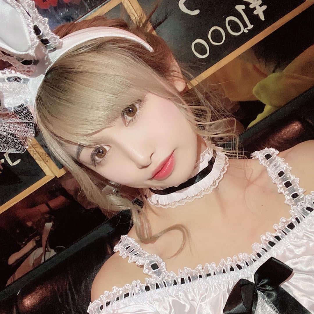 うららのインスタグラム：「昨日はハロウィンだったので、個人的に簡易ハロウィンしたよん🎃👻 今日は店休で明日は出勤なので遊びに来てくれると嬉しいです♪  #ハロウィンコスプレ #ハロウィン #バニーガール #うさぎ #うさみみ #バニー #白うさぎ #ウサギ #コスプレ #キャバ嬢 #キャバクラ #歌舞伎町 #歌舞伎町キャバ嬢 #キャバ #セクシー #可愛い #かわいい #可愛い女の子 #お酒 #お酒好き #お酒好きな人と繋がりたい #六本木 #渋谷 #ミナミ #夜 #夜職」