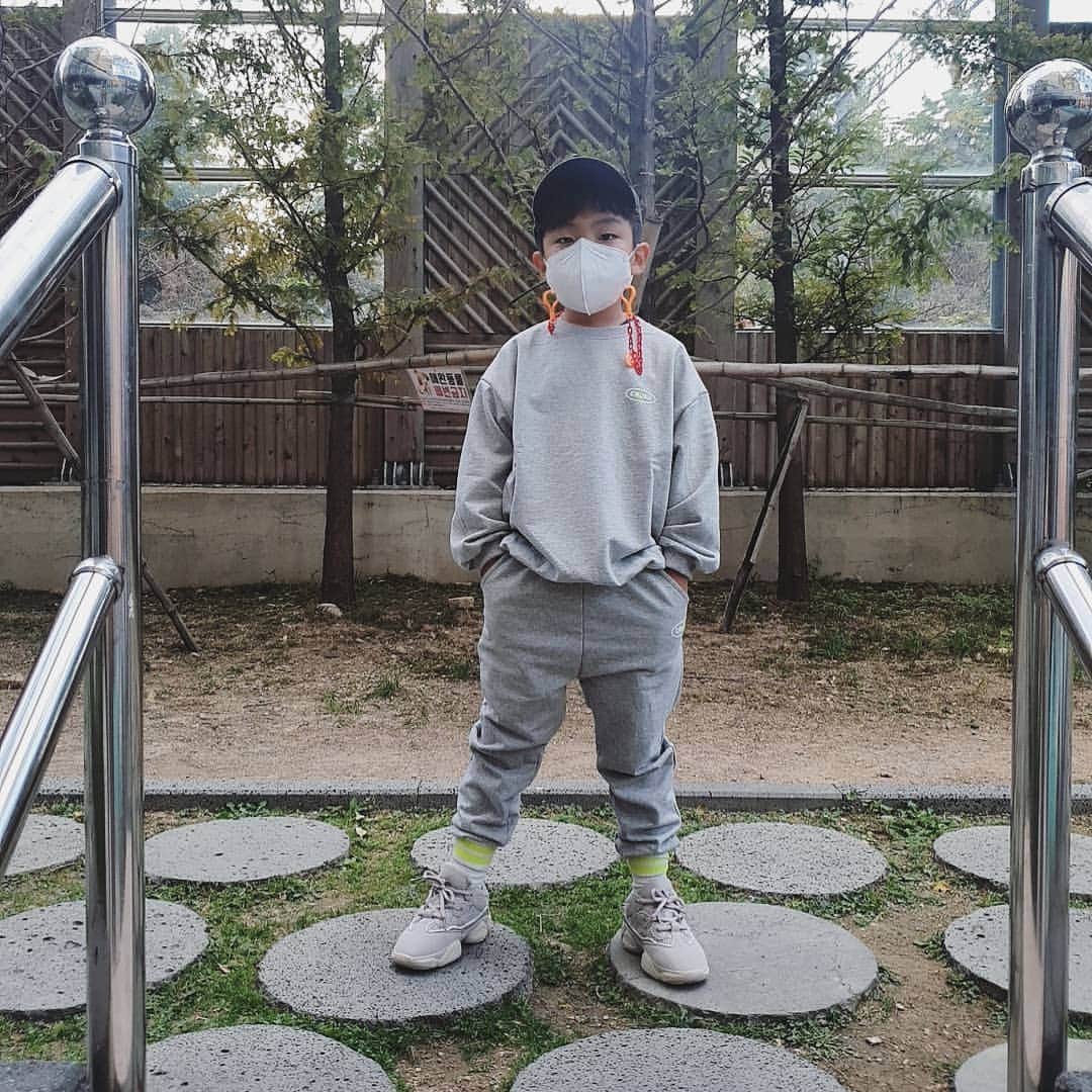 のインスタグラム：「시코엉아  #10월마지막날 #똥폼컷#사진잘찍어주는아들 #부산남자 🙃」
