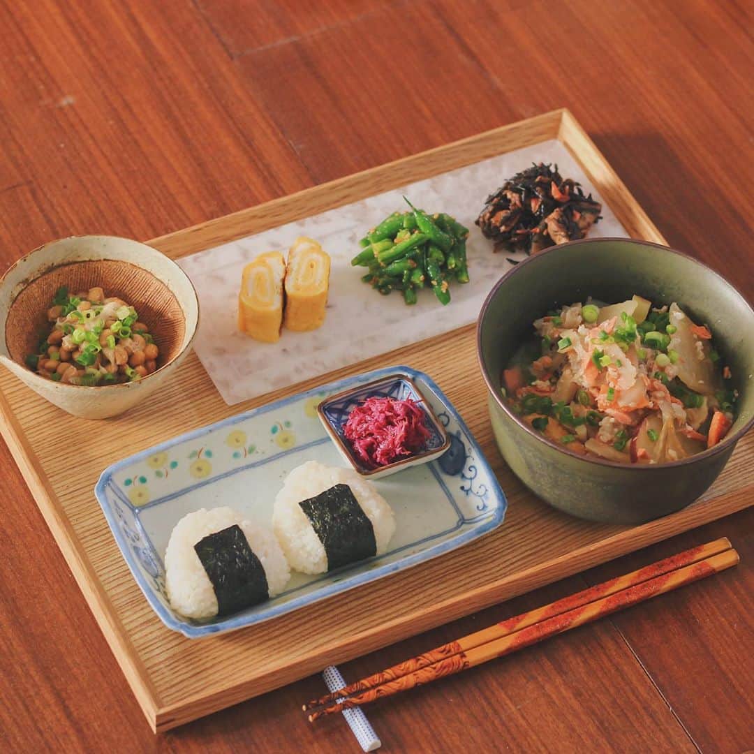 Kaori from Japanese Kitchenさんのインスタグラム写真 - (Kaori from Japanese KitchenInstagram)「冷蔵庫一掃のおにぎり定食。 ・ こんばんは。 旅行前の朝昼ごはん。 冷蔵庫一掃ということで 残り物をちょこちょこと盛り付けてます。 長皿にお惣菜を並べて盛り付けると 見栄えよく見えてテンション上がります。 旅行中ということで今日はこの辺で… 帰ったらもっと真面目に更新します。 ・ 【余談】 伊根の舟屋の宿がほんとに良くて 本当におすすめしたい！ #伊根舟屋ステイ海凪  事前情報が少なすぎて 予約する時ちょっと不安だったから 帰ってきたら宿のストーリーズを まとめようかと思ってます。 見てくれてる方の参考になれば幸いです。 本日もお疲れ様でした☺︎ ・ 【おしながき】 こにぎり 菊花の甘酢漬け 鮭の具沢山粕汁 卵焼き いんげんのナムル ひじきと桜エビの煮物 納豆 ＊薬膳走り書きは本日お休みします＊ ・ ・ ・ ・ 2020.11.1 Sun Hi from countryside Kyoto! Here’s weekend Japanese brunch:Rice balls w/ pickled edible flower, miso soup, natto, rolled egg omelet, simmered hijiki seaweed, and Korean seasoned green beans. ・ ・ ・ ・ #Japanesefood #breakfast #朝ごはん #おうちごはん #早餐 #薬膳 #うつわ #自炊 #家庭料理 #おにぎり #オクシモロン #稲葉カヨ #松浦コータロー #砂田夏海」11月1日 22時01分 - coco_kontasu