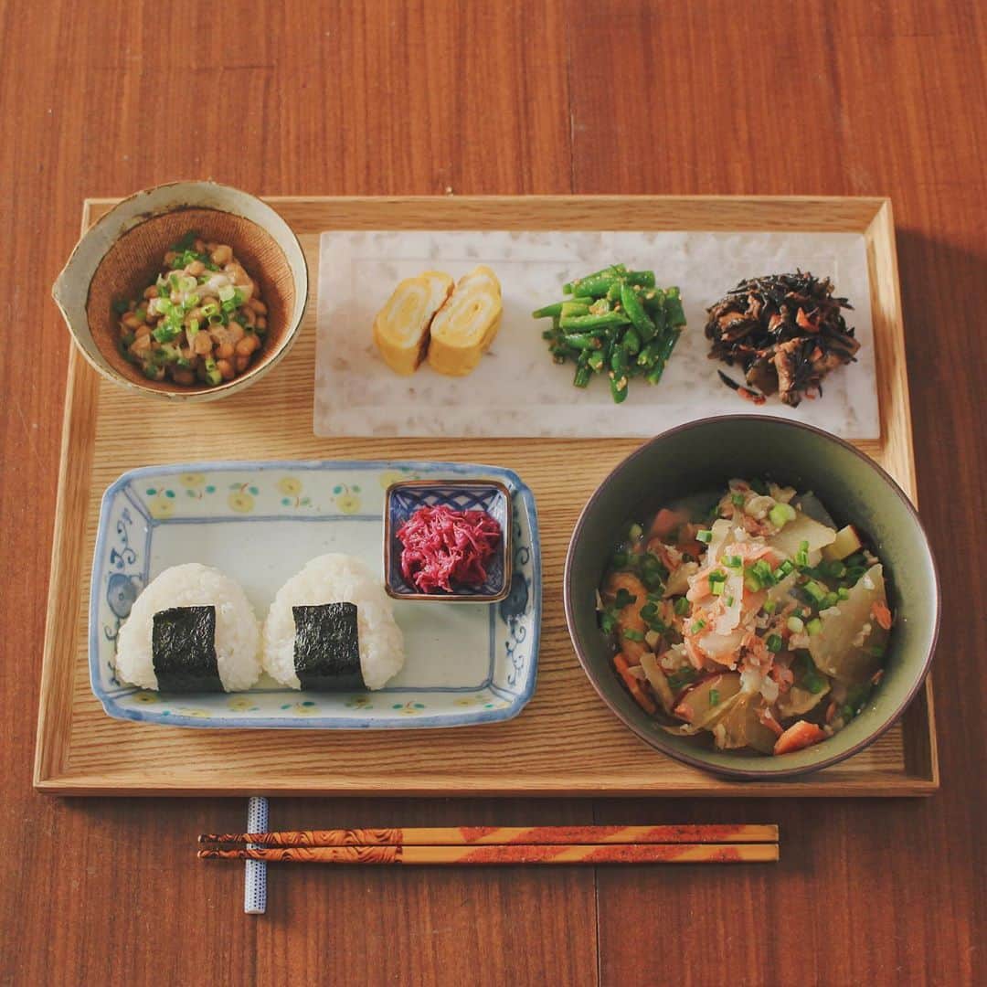 Kaori from Japanese Kitchenさんのインスタグラム写真 - (Kaori from Japanese KitchenInstagram)「冷蔵庫一掃のおにぎり定食。 ・ こんばんは。 旅行前の朝昼ごはん。 冷蔵庫一掃ということで 残り物をちょこちょこと盛り付けてます。 長皿にお惣菜を並べて盛り付けると 見栄えよく見えてテンション上がります。 旅行中ということで今日はこの辺で… 帰ったらもっと真面目に更新します。 ・ 【余談】 伊根の舟屋の宿がほんとに良くて 本当におすすめしたい！ #伊根舟屋ステイ海凪  事前情報が少なすぎて 予約する時ちょっと不安だったから 帰ってきたら宿のストーリーズを まとめようかと思ってます。 見てくれてる方の参考になれば幸いです。 本日もお疲れ様でした☺︎ ・ 【おしながき】 こにぎり 菊花の甘酢漬け 鮭の具沢山粕汁 卵焼き いんげんのナムル ひじきと桜エビの煮物 納豆 ＊薬膳走り書きは本日お休みします＊ ・ ・ ・ ・ 2020.11.1 Sun Hi from countryside Kyoto! Here’s weekend Japanese brunch:Rice balls w/ pickled edible flower, miso soup, natto, rolled egg omelet, simmered hijiki seaweed, and Korean seasoned green beans. ・ ・ ・ ・ #Japanesefood #breakfast #朝ごはん #おうちごはん #早餐 #薬膳 #うつわ #自炊 #家庭料理 #おにぎり #オクシモロン #稲葉カヨ #松浦コータロー #砂田夏海」11月1日 22時01分 - coco_kontasu