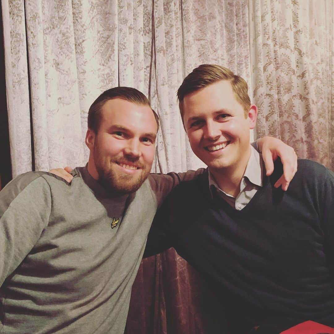 ケヴィン・グロスクロイツのインスタグラム：「Wahre Freundschaften halten für immer 🤜🏻🤛🏻💯 #durchdickunddünn #freundschaft #ebbezahltnurdiehälfte #wahnsinn #immerweiter #fische #isso」