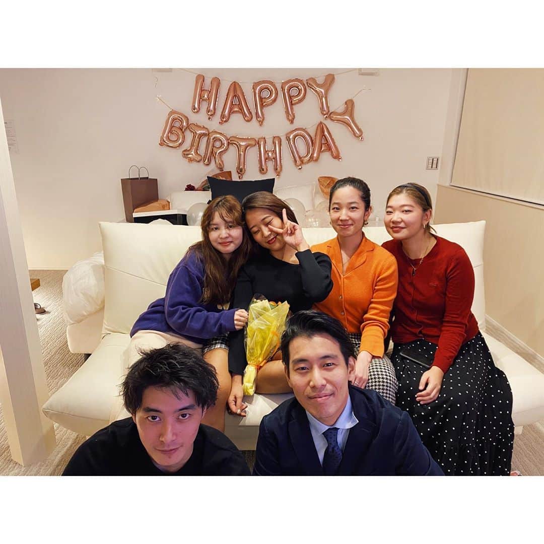 上野智子さんのインスタグラム写真 - (上野智子Instagram)「29歳になりました！パワフルで暖かい仲間に囲まれて幸せです。 たくさんのお祝いメッセージも頂き、感謝でいっぱい。本当にありがとうございます！  私が思う理想とは程遠くて嫌になることもあるけれど 私を信じてくれる仲間と家族と、応援してくれているみんなに何か返せるように。 公私ともに充実した、20代ラストにします。  愛とパッションをもって♡  #1030 #GirlsBeWild」11月1日 22時02分 - tomokoueno