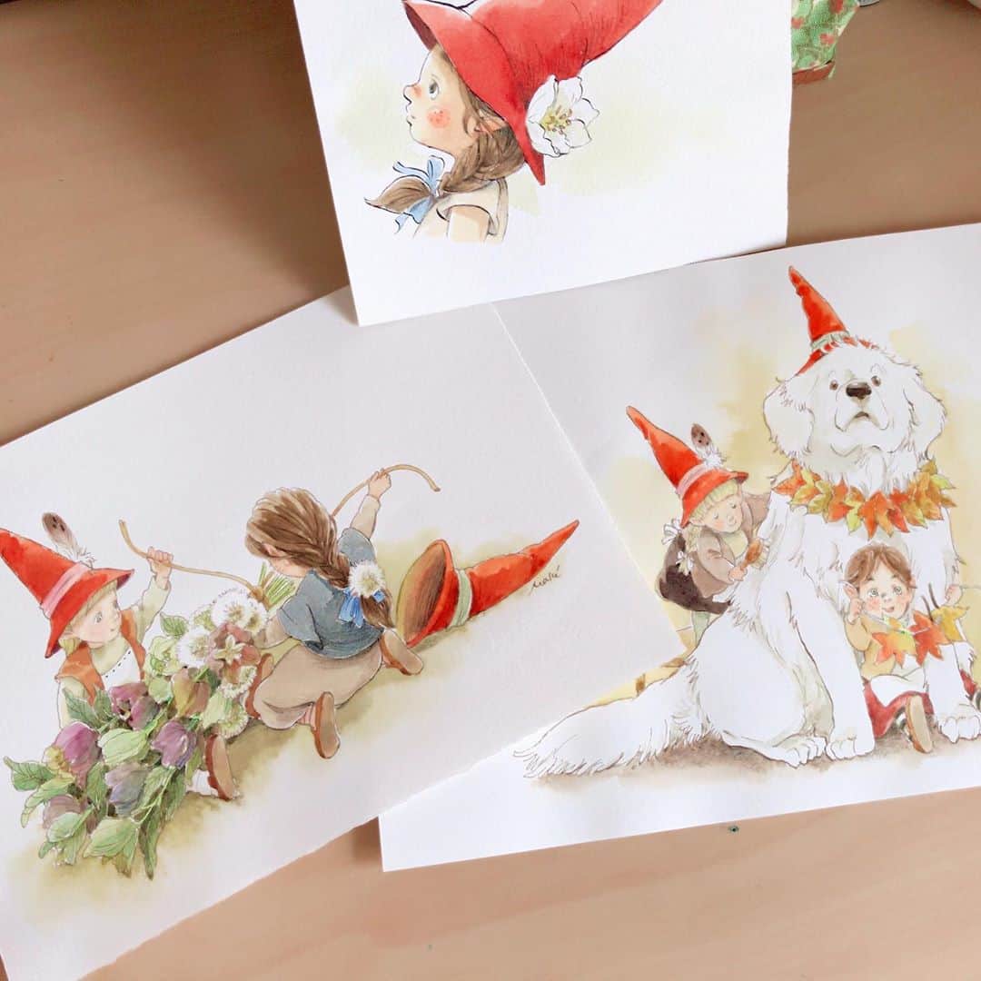イラストレーター山崎牧子のインスタグラム：「こんばんは♪ * * 本日より The Garden with Tomten 2021  calendar  ご予約の受付を開始いたします。  natural harmonyさんこと、 高津祐子さんの12ヶ月の手仕事 季節の自然や、庭の植物に寄り添い、 心を豊かに穏やかに… @n_harmony1128  小さなトムテはとても働き者で、一年間を Natural Harmonyさんのアトリエで過ごし ながらお手伝い。お馴染みの動物たちも たくさん登場します。 ひと月毎にページをめくりながら ぜひ、一年間をお楽しみください♪  A4サイズ　ひと月1ページ イラスト　いなとめ　まきこ 文　高津　祐子 一部1500円 送料1部〜4部まで レターパックライト全国一律370円  5部以上ご注文の場合の送料は 追ってご連絡致します 🌟ご予約はDMの方にお願いいたします😌 カレンダーの発送は12月からになります。 minneの方には、11月下旬掲載予定です。 どうぞよろしくお願いいたします。 #カレンダー#2021年カレンダー#水彩画#庭#花#季節を楽しむ#季節を楽しむ暮らし#季節の手仕事#イラストレーター#イラスト#動物#犬#いなとめまきこ#calendar#artwork#calendar2021#watercolorpainting#tomte」