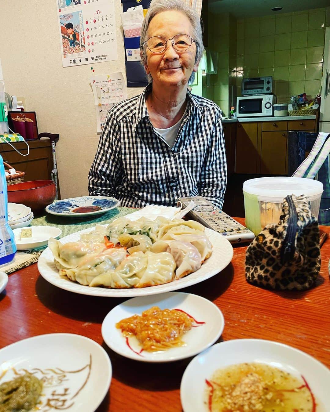 西田善太のインスタグラム：「パラダイス山元さんの蔓餃苑、餃子デリバリーを母にふるまう。セットのタレの組合せが無限すぎてつい自分で食べちゃいそうになったジャパン！ #蔓餃苑 #パラダイス山元 #餃子デリバリー」