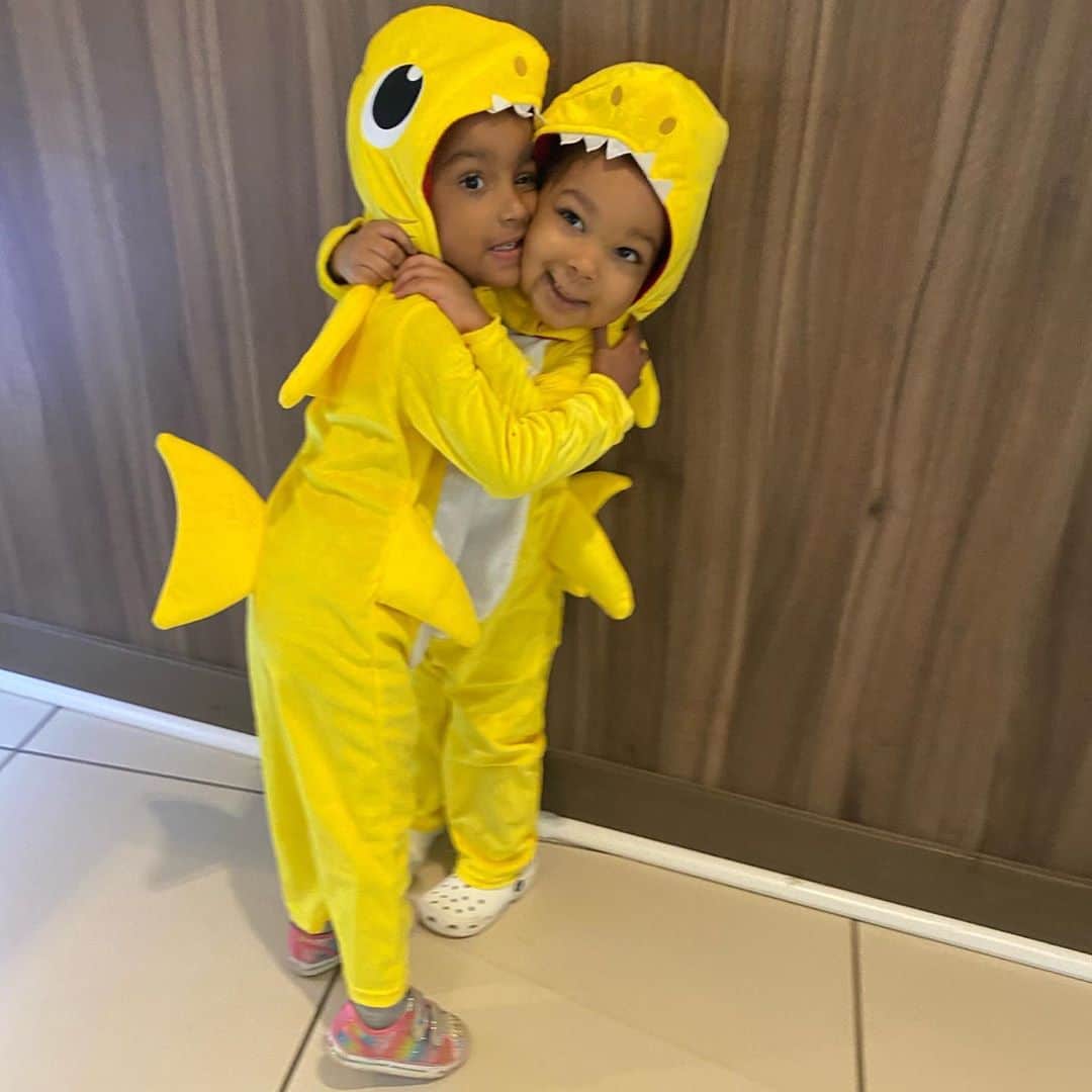 のインスタグラム：「Baby sharks! 😘😘」