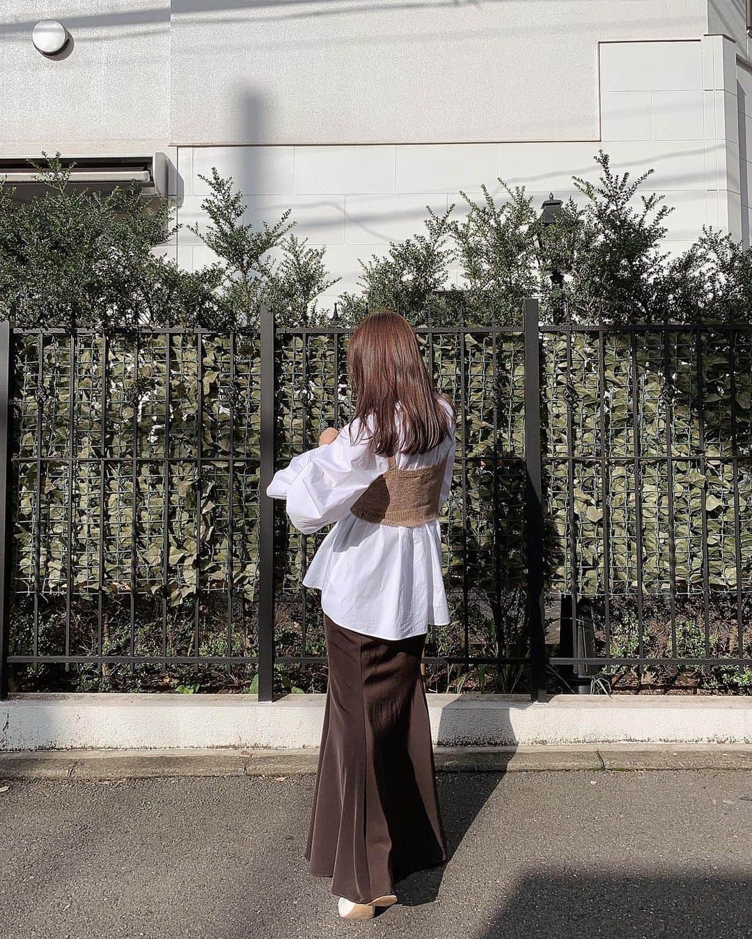 小川陽香さんのインスタグラム写真 - (小川陽香Instagram)「いつかの💁🏼‍♀️ ㅤ お気に入りのブラウスに、ZARAのニットビスチェをレイヤード～✌🏻🤍 ボリュームのあるトップスにはこれまたお気に入りなマーメイドラインのスカートを😘低身長ってバランス大事😕♡ ㅤ blouse @newans.official  bustier @zara  skirt @akte_official  boots @lagunamoon_com  ㅤ ㅤ #ootd #fashion #code #zara #akte #lagunamoon #newans #blouse #コーデ #ファッション #ブラウスコーデ #ブラウス #ザラ #ザラコーデ #ビスチェ #ブラウンコーデ #私服コーデ #私服 #155cmコーデ  #코디 #패션#오오티디」11月1日 22時04分 - _haruka824