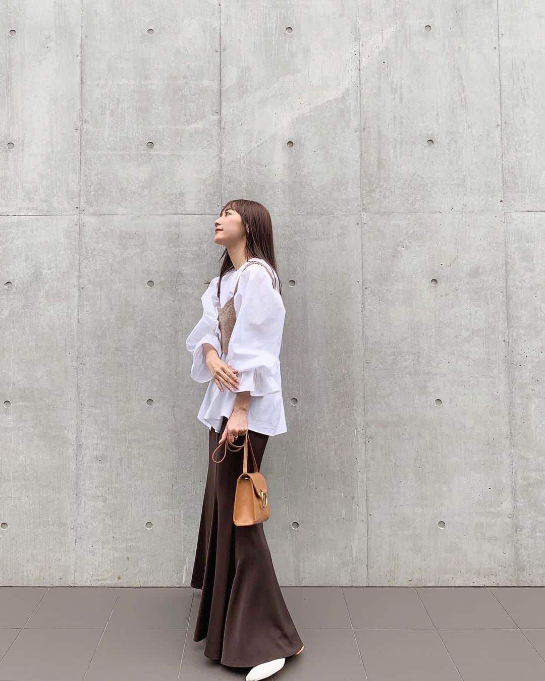 小川陽香さんのインスタグラム写真 - (小川陽香Instagram)「いつかの💁🏼‍♀️ ㅤ お気に入りのブラウスに、ZARAのニットビスチェをレイヤード～✌🏻🤍 ボリュームのあるトップスにはこれまたお気に入りなマーメイドラインのスカートを😘低身長ってバランス大事😕♡ ㅤ blouse @newans.official  bustier @zara  skirt @akte_official  boots @lagunamoon_com  ㅤ ㅤ #ootd #fashion #code #zara #akte #lagunamoon #newans #blouse #コーデ #ファッション #ブラウスコーデ #ブラウス #ザラ #ザラコーデ #ビスチェ #ブラウンコーデ #私服コーデ #私服 #155cmコーデ  #코디 #패션#오오티디」11月1日 22時04分 - _haruka824