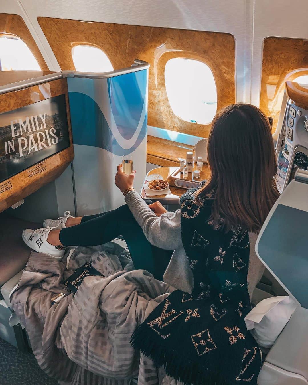 バーボラ・コディトヴァのインスタグラム：「Escaping the cold 🥂 Goodbye Europe, hello Dubai 😜 wearing @revolve #RevolveMe」