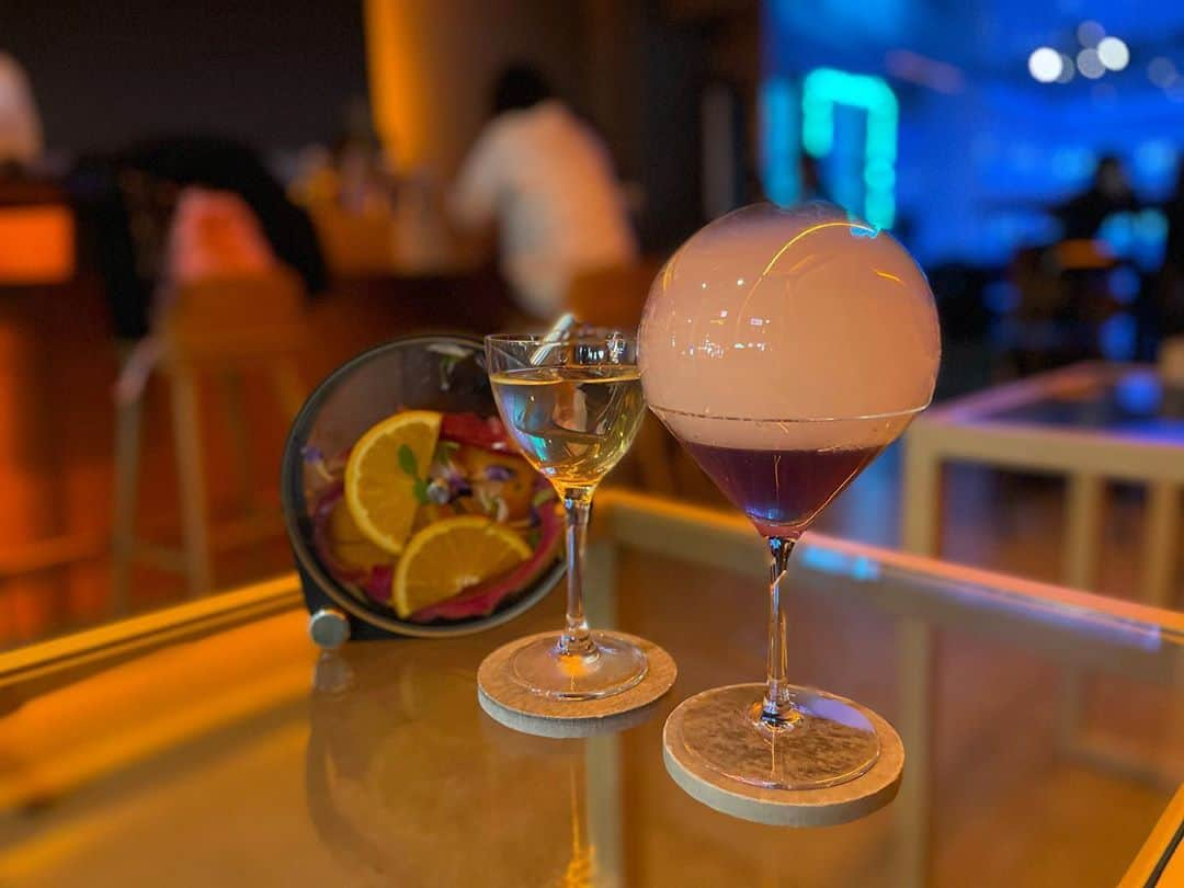 華妃 のインスタグラム：「. ノンアルコールBARに 行ってきたよ🍸 . . すべてノンアルコールだから お酒が飲めない人もok👍💗 . . キャッシュレスなのもイマドキ〜！ .  . ---------------------❀✿❀✿---- . 🗺#日本 #japan  🏙#東京 #tokyo  📍#六本木 #roppongi  🍸#0pcttokyo  （ @0pct_tokyo )  . ---❁❁❁------------------------- . .  #genic_trip  #genic_travel  #タビジョ  #tabijyo  #ootd  #baliindonesia  #イチナナ #17ライブ #17live #女子旅 #六本木バー #六本木グルメ #六本木ディナー #六本木カフェ #六本木ヒルズ」