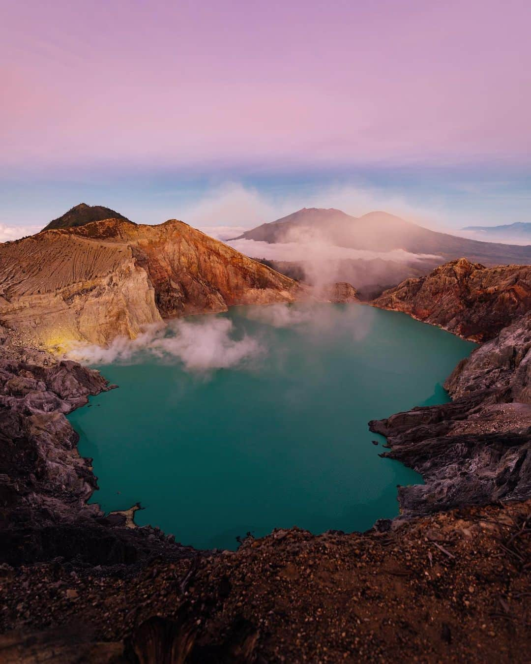 リリー＝ローズ・メロディのインスタグラム：「Sunrise over Kawah Ijen // Grosse pensée pour les français qui entament un second confinement ce week-end 🙁♥️」