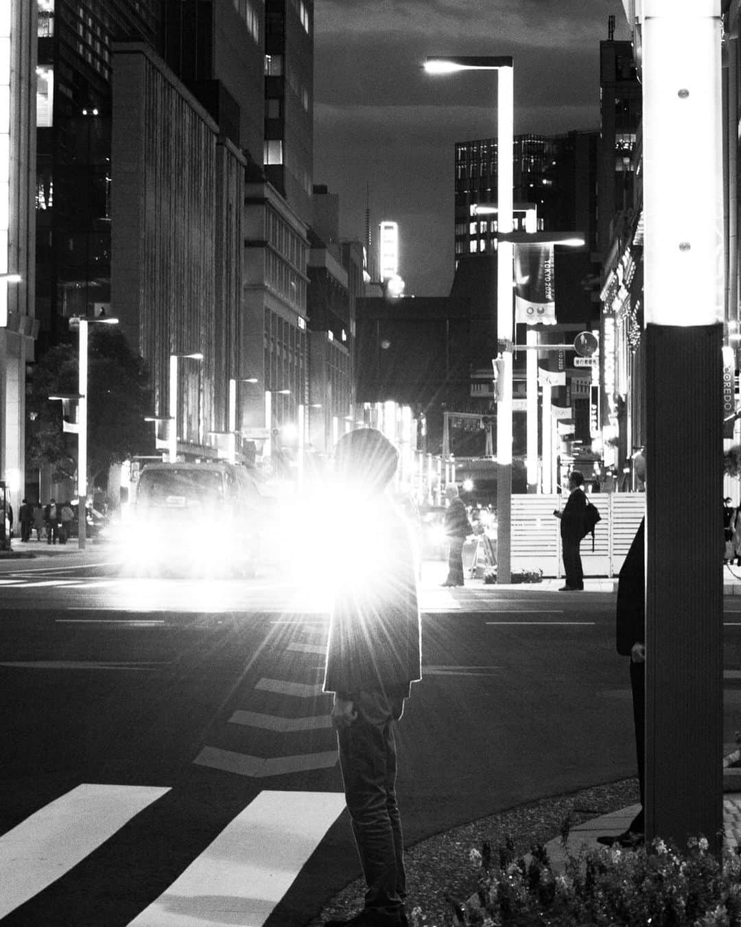 櫻井圭佑さんのインスタグラム写真 - (櫻井圭佑Instagram)「「心臓光」/心臓の光を灯し続けること、灯し続けられることだけにだって僕らは一生懸命で一苦労で、でもそれはとても幸せなことだ。 . . . . . . . . . #SPiCollective ##streetclassics #streetdreamsmag #streetphotography #zonestreet ##streets_storytelling #thestreetphotographyhub #streetphotographers  #写真家#写真展#櫻井圭佑」11月1日 22時12分 - sakurai_keisuke0
