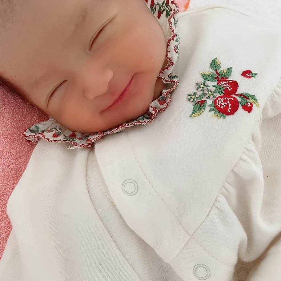 川崎希さんのインスタグラム写真 - (川崎希Instagram)「すごい笑顔😍😍😍  #新生児 #babygirl」11月1日 22時13分 - kawasakinozomi