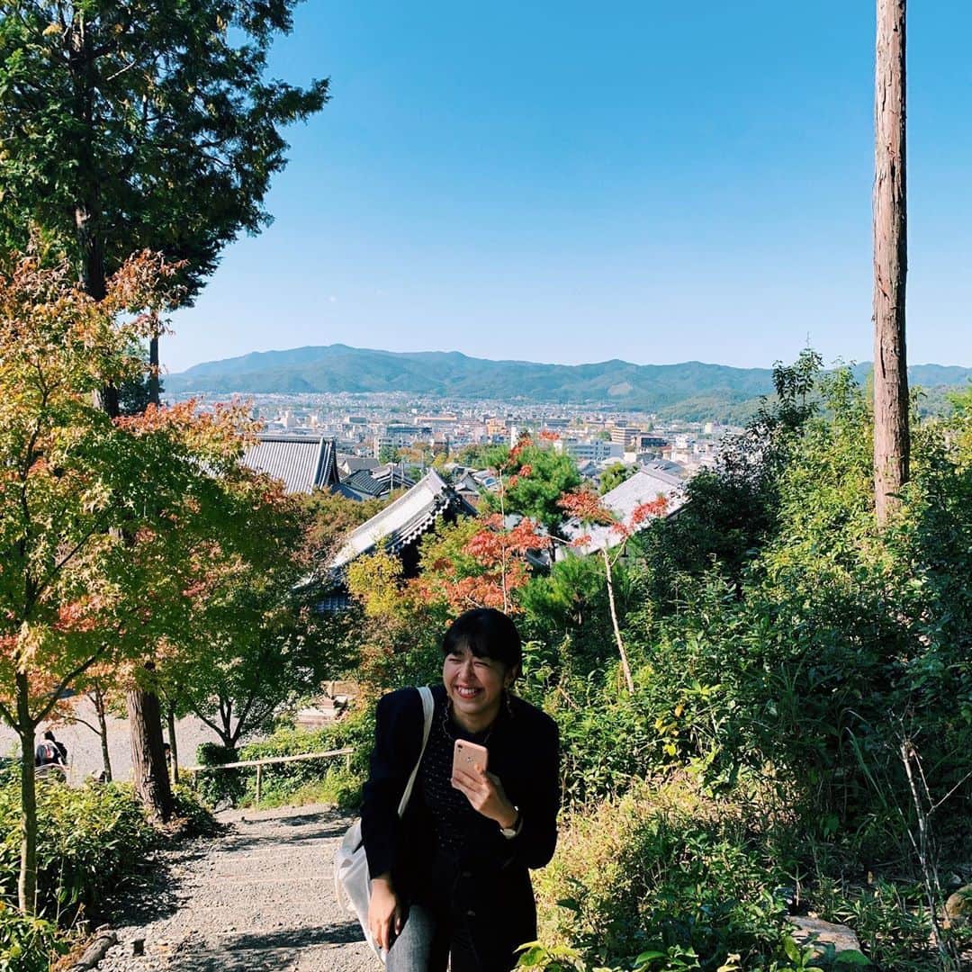 赤坂由梨のインスタグラム：「圓光寺🍁ㅤㅤㅤ 枯山水あり、苔あり、紅葉あり、 絶景あり、竹林の道あり、絵画のような池あり、 かわいいお地蔵さんあり…♡ㅤㅤㅤ  眩しいくらいの緑でした🌲🌳  #京都 #京都旅行 #圓光寺」