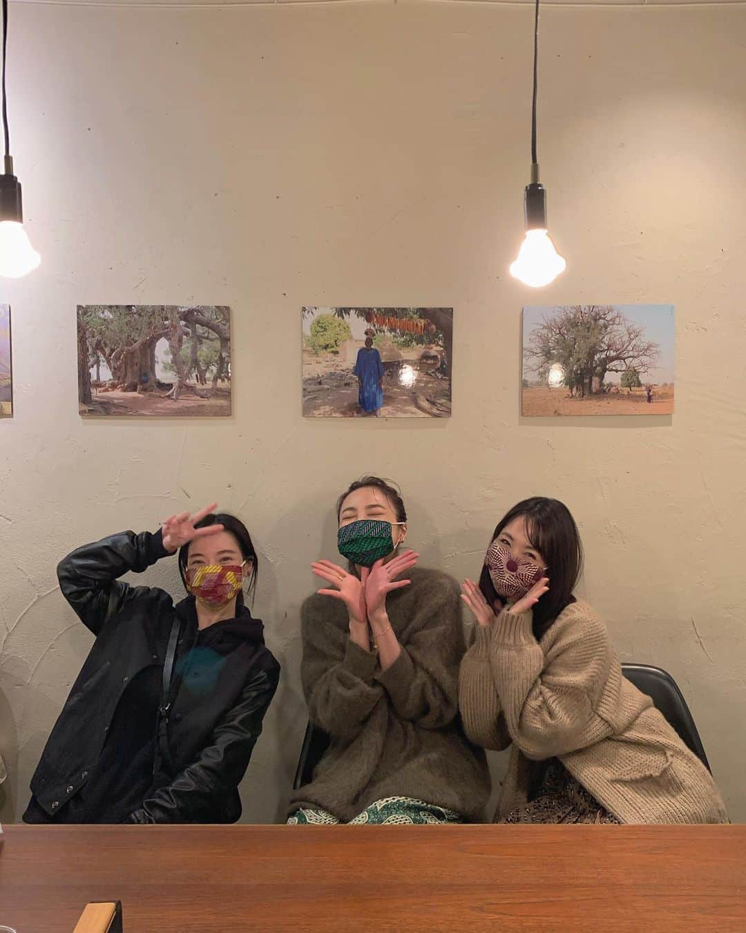 樹神さんのインスタグラム写真 - (樹神Instagram)「センター、緊張しました。  bigaのマスクをつけてくれた可愛い二人と♪  遊びに来てくれてありがとう♡  #biga#burkinafaso#pagne#mask」11月1日 22時14分 - kotamaofficial