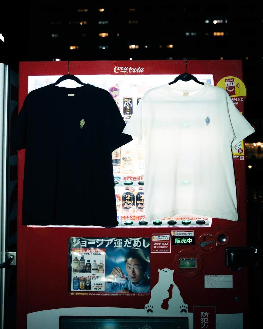room onziemeのインスタグラム：「•﻿ 🏠📺🏠﻿ ﻿ STAYROOM ﻿ オフィシャルルームウェア第3弾！﻿ 【STARMAN CLASSIC LOGO S/S Tee】が﻿ 受注スタート🎉🎉﻿ ﻿ 自宅で最高の時間を過ごしてほしいという想いから﻿ スタートした番組「STAYROOM」﻿ 同番組のメインキャラクターを務める【STARMAN】が﻿ アメリカンポップイラストに定評のある、﻿ アートディレクター・デザイナー「DIVER」に﻿ よって描かれワンポイント刺繍であしらった一着。﻿ ﻿ オーガニックコットンを使用しており、﻿ 肌触りもよく へたりにくい素材です。﻿ また、襟周りは二本針縫製になっており﻿ 着用を重ねても伸びにくい仕様に仕上がっています。﻿ 全体的にスッキリとしたシルエットなので、﻿ 一枚でもインナーとしてもオススメの一着です。﻿ ﻿ ﻿ ■サイズ﻿ M/L﻿ 着丈 :68/71﻿ 身幅 :49/53﻿ 袖丈 :20/21.5﻿ 肩幅 :46/49﻿ （単位：cm）﻿ ﻿ ■モデル身長 / 着用サイズ﻿ Men’s 180cm / L サイズ﻿ Lady's 152cm / Mサイズ﻿ ﻿ ■素材﻿ オーガニックコットン100％﻿ ﻿ ■刺繍﻿ ﻿ 【STAYROOM】﻿ 自宅で最高の時間を過ごしてほしいという想いから ﻿ Staycation(Stay+Vacation)をコンセプトに、 あらゆるジャンルをクロスオーバーに﻿ 提案してきた「ROOM」が手がける、﻿ アーティスト・クリエイターに﻿ フォーカスしたライブ配信番組。﻿ 普段見ることができない﻿ アーティストの一面を通じて﻿ 新たな価値を見出し、自身の生活や人生に彩りを﻿ 添えることができる場を提供いたします。﻿ ﻿ ﻿ 【Diver】﻿ Salvage Designという屋号で﻿ アートディレクター/デザイナーとして関西で活動。﻿ CLUSTERという﻿ フリーランスクリエイター集団を運営している。﻿ ROOMではフライヤーをはじめとした﻿ クリエイティブを担当。﻿ ﻿ ----------------------------------------﻿ #room_jp #stayroom ﻿」