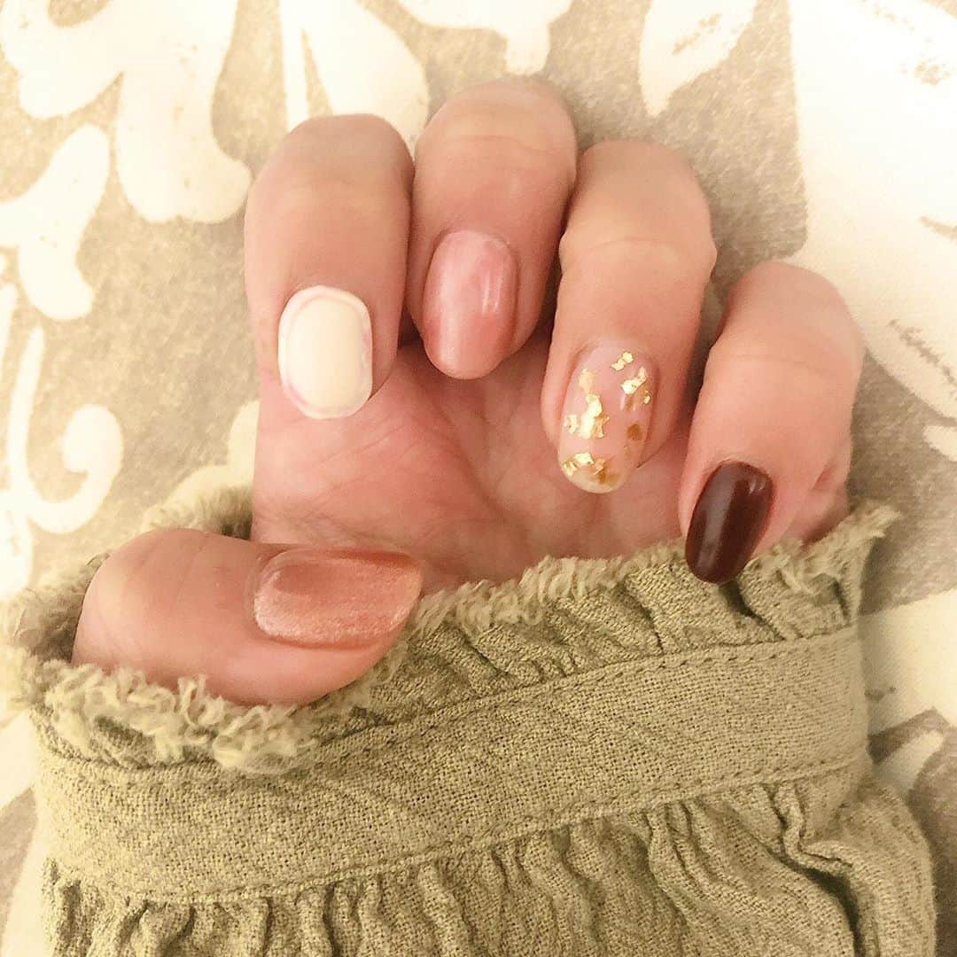 渡辺梨夏子のインスタグラム：「November nails🤍🤎 どたばたしてて放置しちゃってた爪がよ〜うやく落ち着きました。新しいコートを買うとか買わないとか、そんな話もし始めて、季節の変化を感じます。 11月もどうぞよろしくね💫#nail#newnails」