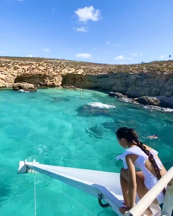 Laraのインスタグラム：「10 meter slide! 🛳 I muted the video but I’m actually going like “aaAAAgGHhh”  💙💚 .  10月の マルタの海 は少し 冷たかったよ💦 . クルーズ船🛳 の滑り台✨ . . #malta #october2019 #🇲🇹」