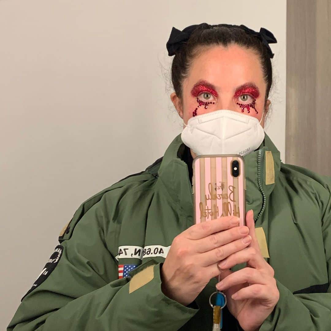 オランピアルタンのインスタグラム：「Tears of a clown 🩸🩸🩸🤡 #halloweenfromthenoseup #redcrystaltears」