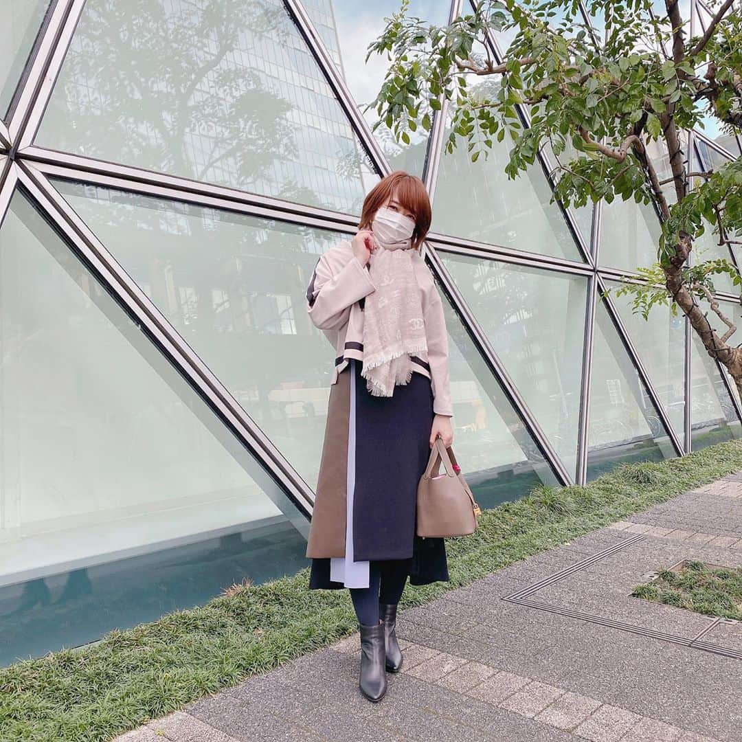 のインスタグラム：「今日は栄と名古屋駅に行きました🛍 そんな今日のコーデは先日ヤマダヤさんとコラボしたトップスとスカート😍  最近はだいぶ涼しくなってきたので トップスの下にヒートテックを着て、 首元にはストールを巻きました🧣✨  そして本日YouTubeでの生配信でもお伝えしたのですが、このトップスとスカートが再販されることになりました💕  サイズはワンサイズなのですが、とっても可愛いデザインなので、たくさんの方に着ていただけたら嬉しいです🙊✨  また再販の詳細はYouTubeのコミュニティやInstagramのストーリーなどでお知らせしますね🙇‍♀️  #コーデ #コーディネート #coordinate #ファッション #ファッションコーデ #fashion #fashiongram #fashionstyle #40代コーデ #40代ファッション #アラフォー #アラフォーコーデ #アラフォーファッション #40代 #あいりコラボ服 #airgrand」