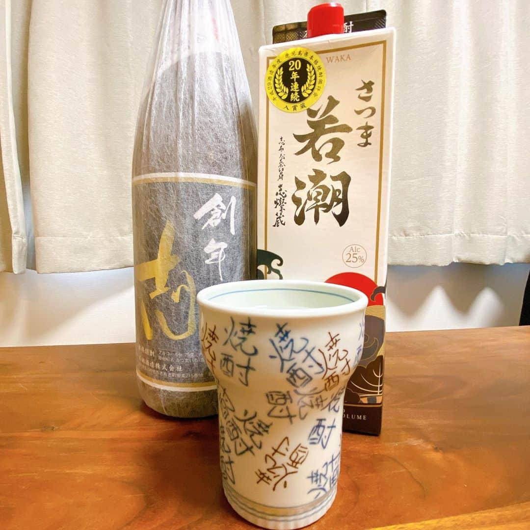 宮下純一さんのインスタグラム写真 - (宮下純一Instagram)「今日11/1は本格焼酎・泡盛の日🍶昨日の講演でいただいた志布志の若潮のお湯割で結婚記念日お祝い😄いやーーなつぁーならん🤤#本格焼酎の日 #11/1 #若潮 #お湯割の季節がやってきた」11月1日 22時22分 - junichi1017