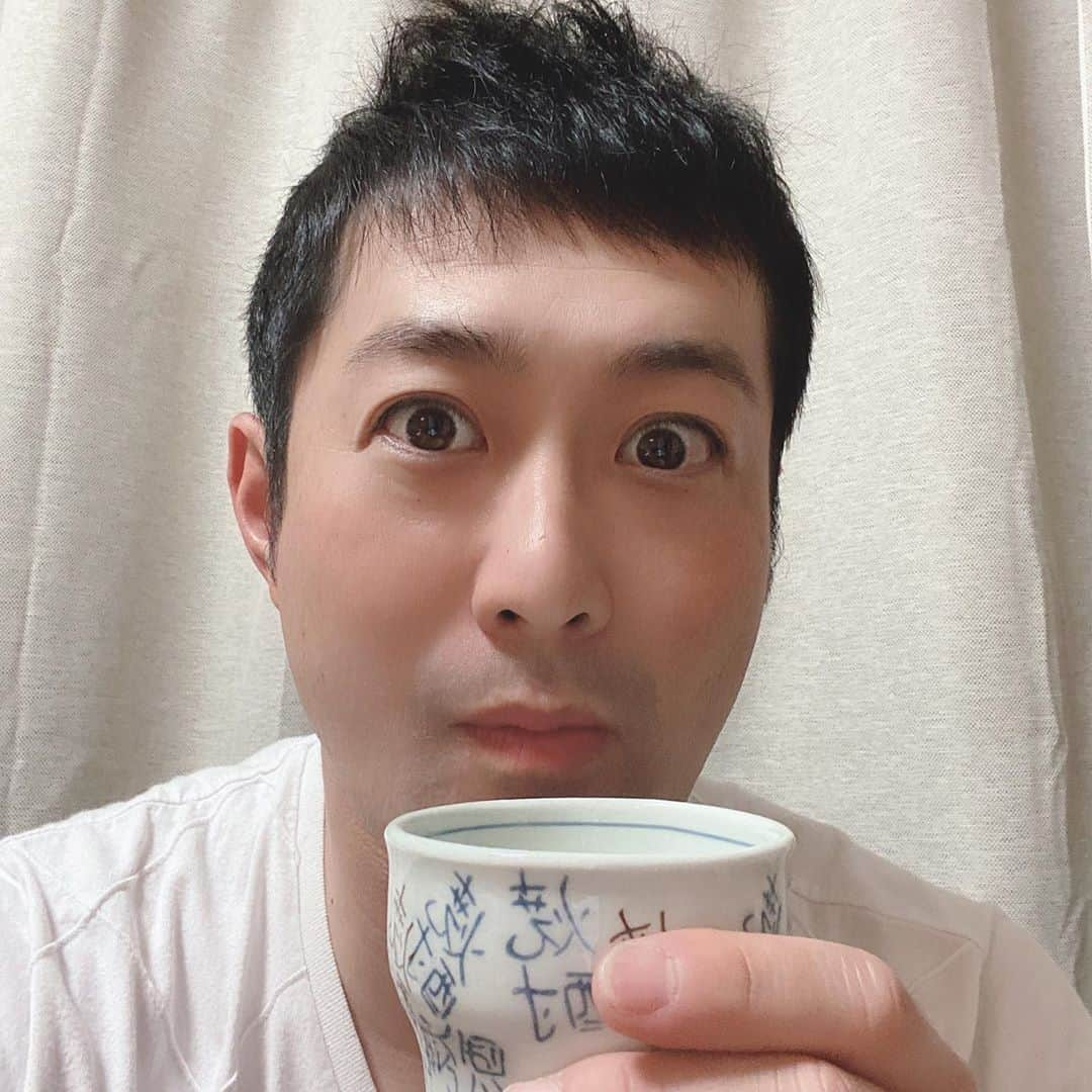 宮下純一さんのインスタグラム写真 - (宮下純一Instagram)「今日11/1は本格焼酎・泡盛の日🍶昨日の講演でいただいた志布志の若潮のお湯割で結婚記念日お祝い😄いやーーなつぁーならん🤤#本格焼酎の日 #11/1 #若潮 #お湯割の季節がやってきた」11月1日 22時22分 - junichi1017