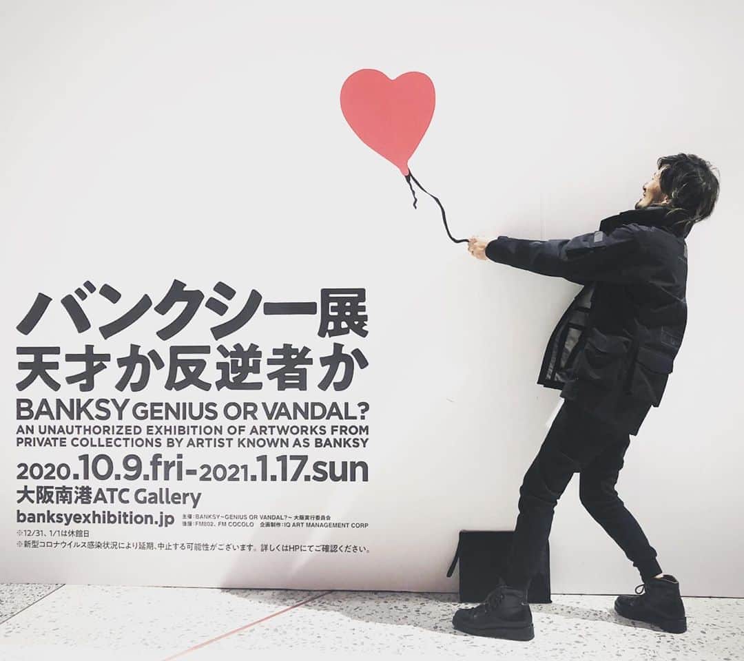 のインスタグラム：「. バンクシー展行ってきたで(°д°) . . . 音声ガイドありで見てきたけど、飛ばし飛ばしでも3hかかった( ꒪⌓꒪) . 全部聞いてたら1日いるから心して行きや_(:3 」∠)_ . . . #banksy #バンクシー #art #芸術 #painting #絵画 #comtemporaryart #現代アート #photography #写真 #写真男子 #写真女子 #写真好きな人と繋がりたい  #ファインダー越しの私の世界  #アート好きな人と繋がりたい」
