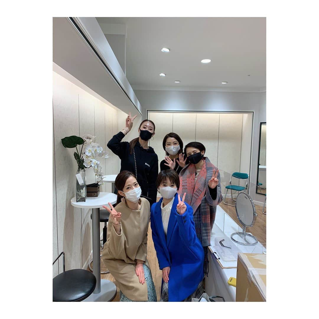 鳳翔大さんのインスタグラム写真 - (鳳翔大Instagram)「今日は可愛い娘役3人さんによる、『トークイベント&アクセサリー販売会』 一花さんとあんりとゆうり🌸 みんな普段から仲良くしてもらってるので会えて嬉しかったわーい🙌  @sakuraichika_official  @hiyo_anri_insta0908  @urara_reimi   皆様アクセサリー手作りで販売しているそうなので要チェックですよ✨✨ ホントに上手だし可愛いかったので私も注文しました🤣 トークも耳ダンボで聞いちゃった👂  しかも隠し撮りしてるとこを隠し撮りされてた。 必死で撮ってる😂  そして今日はまいまいさんも遊びに来てくれました😍 @rin.ren_futago  久々にお会い出来て嬉しかったです！ 相変わらずお綺麗で…💐  そして本日もDineigeコーデも載せます♪ パーカーやマスクもとてもご好評頂きまして、マスクのpink beigeはオンラインは完売ですが日比谷シャンテには在庫わずかですが御座いますので是非！！ Bagやブーツもかなり在庫少なくなってますので是非気になる商品などはこちらからチェックしてみて下さいね💚 @dineige_dai   明日も11時から20時までです🖤 お待ちしてます♪  #dineige #鳳翔大 #ヘアフレグランスオイル  #ヘアオイル #サラサラヘアー  #ヘアミスト #カシミアマフラー #マスク #とろけるマスク #耳が痛くならないマスク  #ブラックマスク #トートバッグ #バニティバッグ  #ロンt #フーディー  #バケットハット #ロゴt  #エコバッグ #美脚ブーツ #ショートブーツ #美脚 #プロデュース #デザイン #宝塚 #雪組 #オシャレ  #オシャレコーデ」11月1日 22時25分 - dai_hosho_official