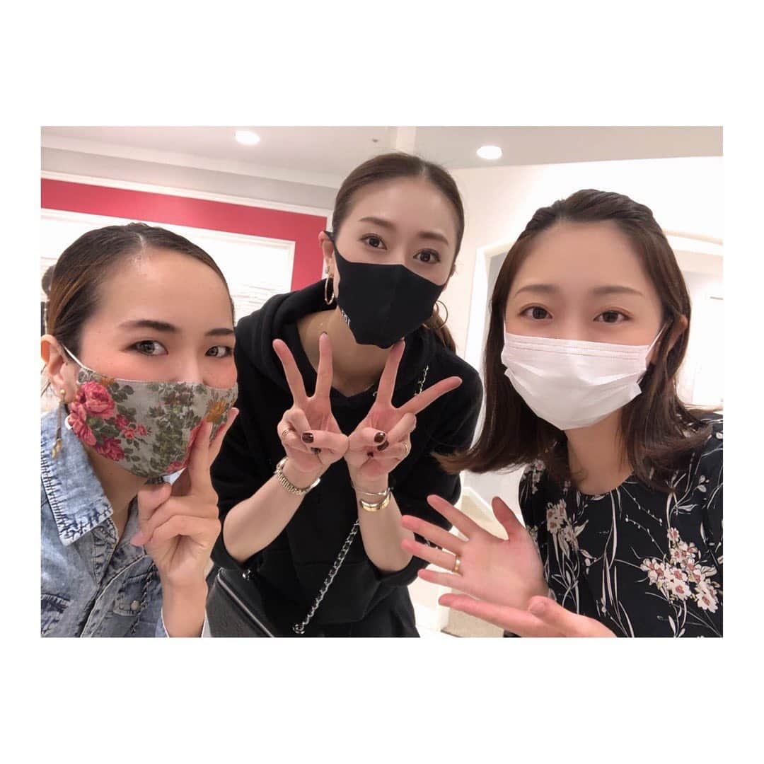 鳳翔大さんのインスタグラム写真 - (鳳翔大Instagram)「今日は可愛い娘役3人さんによる、『トークイベント&アクセサリー販売会』 一花さんとあんりとゆうり🌸 みんな普段から仲良くしてもらってるので会えて嬉しかったわーい🙌  @sakuraichika_official  @hiyo_anri_insta0908  @urara_reimi   皆様アクセサリー手作りで販売しているそうなので要チェックですよ✨✨ ホントに上手だし可愛いかったので私も注文しました🤣 トークも耳ダンボで聞いちゃった👂  しかも隠し撮りしてるとこを隠し撮りされてた。 必死で撮ってる😂  そして今日はまいまいさんも遊びに来てくれました😍 @rin.ren_futago  久々にお会い出来て嬉しかったです！ 相変わらずお綺麗で…💐  そして本日もDineigeコーデも載せます♪ パーカーやマスクもとてもご好評頂きまして、マスクのpink beigeはオンラインは完売ですが日比谷シャンテには在庫わずかですが御座いますので是非！！ Bagやブーツもかなり在庫少なくなってますので是非気になる商品などはこちらからチェックしてみて下さいね💚 @dineige_dai   明日も11時から20時までです🖤 お待ちしてます♪  #dineige #鳳翔大 #ヘアフレグランスオイル  #ヘアオイル #サラサラヘアー  #ヘアミスト #カシミアマフラー #マスク #とろけるマスク #耳が痛くならないマスク  #ブラックマスク #トートバッグ #バニティバッグ  #ロンt #フーディー  #バケットハット #ロゴt  #エコバッグ #美脚ブーツ #ショートブーツ #美脚 #プロデュース #デザイン #宝塚 #雪組 #オシャレ  #オシャレコーデ」11月1日 22時25分 - dai_hosho_official